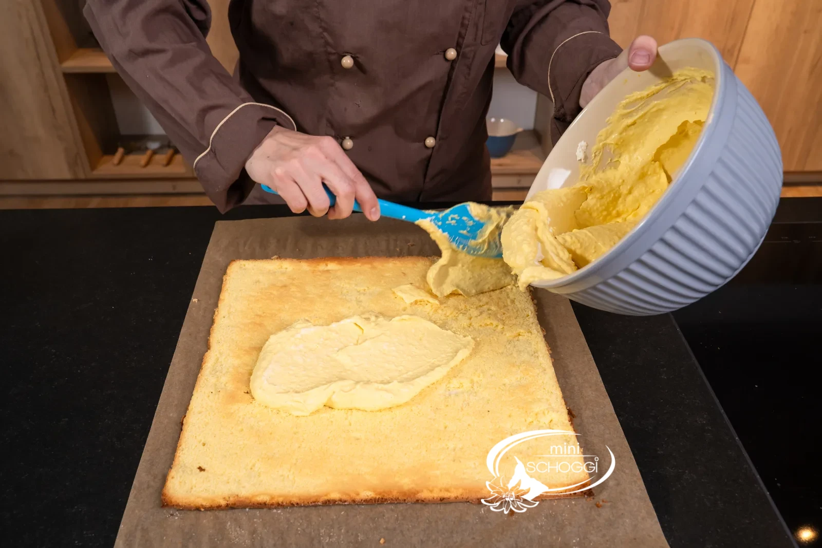 La crema al mango e cocco viene distribuita sul pan di Spagna