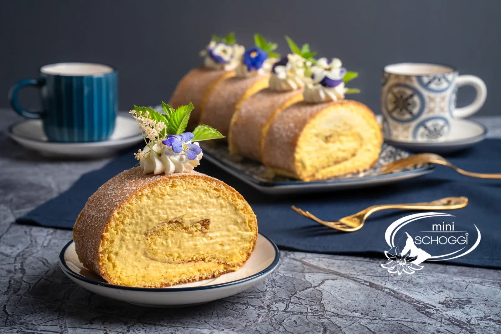Pezzi di rotolo su un piatto, con due tazze di espresso