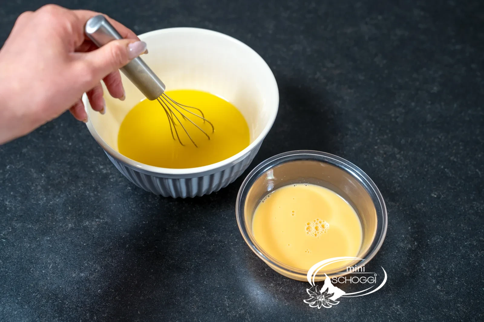 Butter-Zucker-Masse wird verrührt, daneben die verquirlten Eier