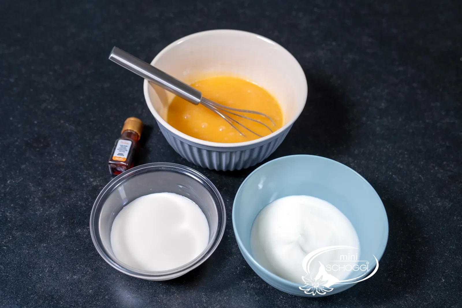Flüssige Masse mit Vanilleextrakt, Joghurt und Milch bereitgestellt