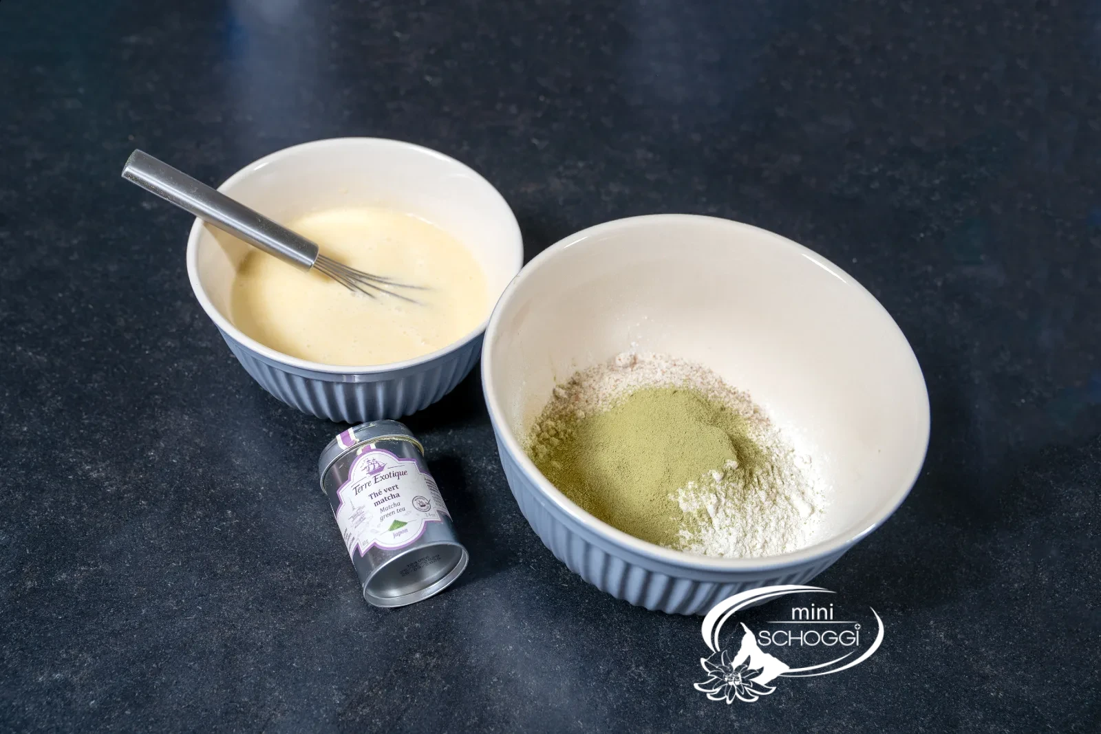 Gesiebte trockene Zutaten mit Matcha in der Schüssel, daneben die flüssige Masse und die Matcha-Dose