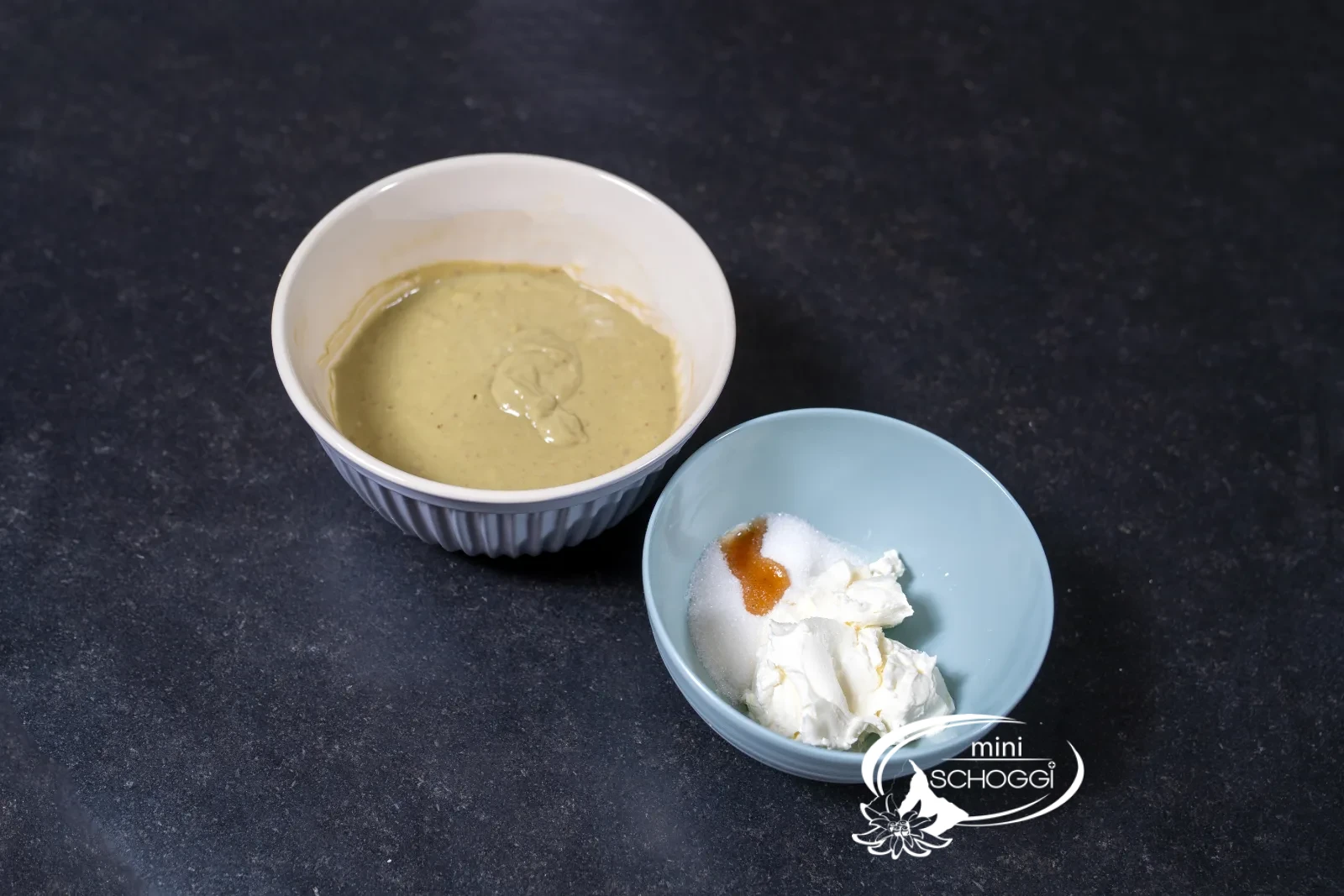 Frischkäse mit Zucker und Vanille in der Schüssel neben dem Matcha-Teig