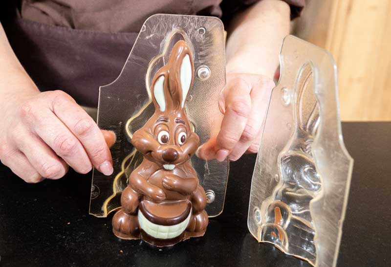 Colata di cioccolato per coniglietti pasquali