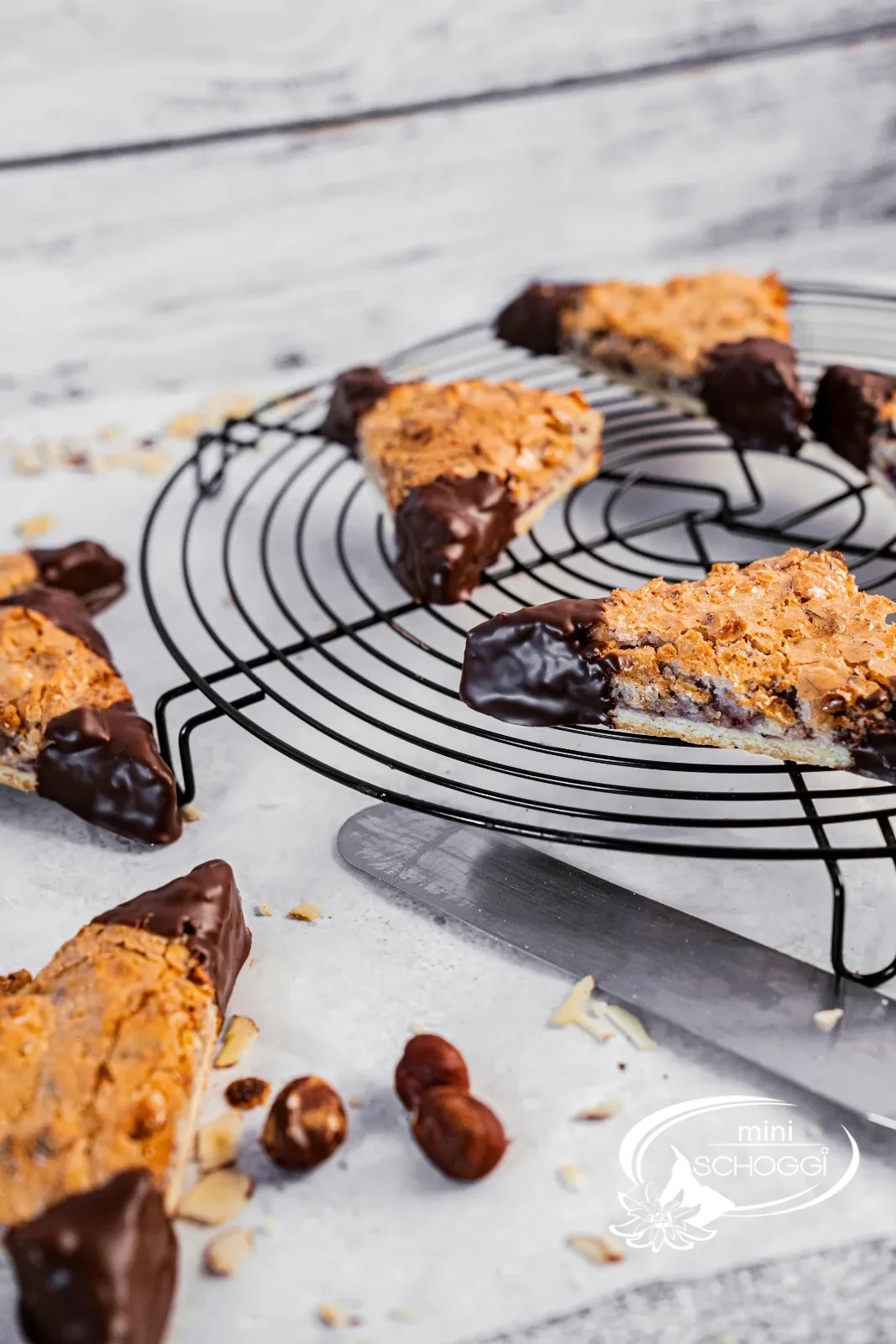 Nussecken fraîchement cuits avec coins au chocolat sur une assiette