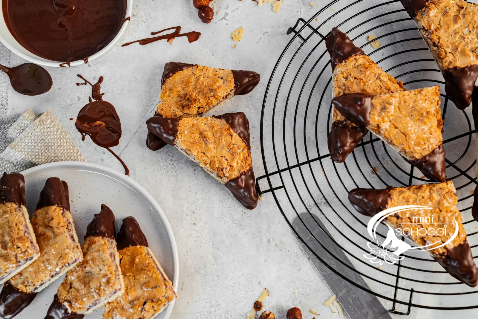 Nussecken fraîchement cuits avec coins au chocolat sur une assiette