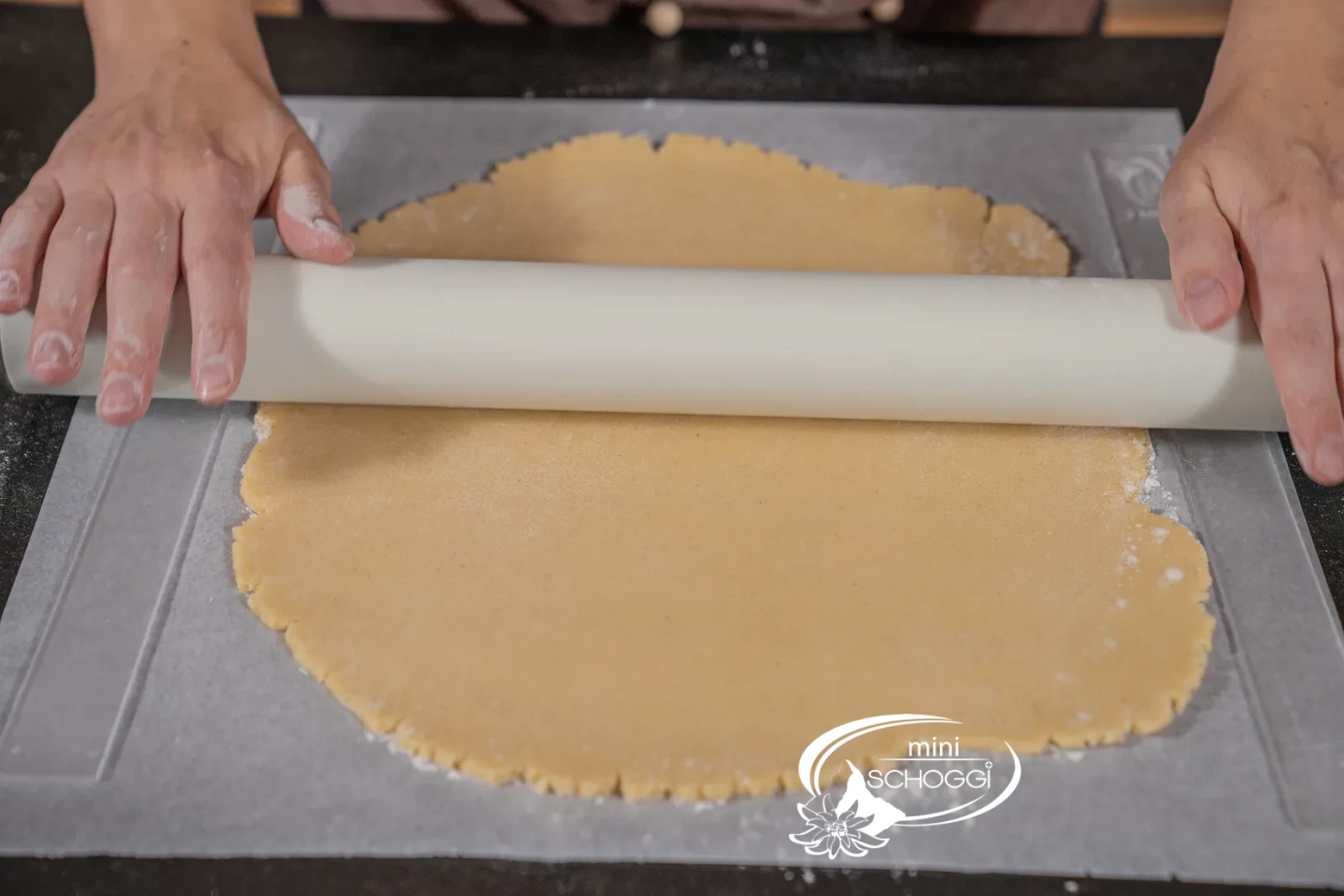 La pâte sucrée est abaissée à 4 à 5 mm d'épaisseur avec des rouleaux à abaisser