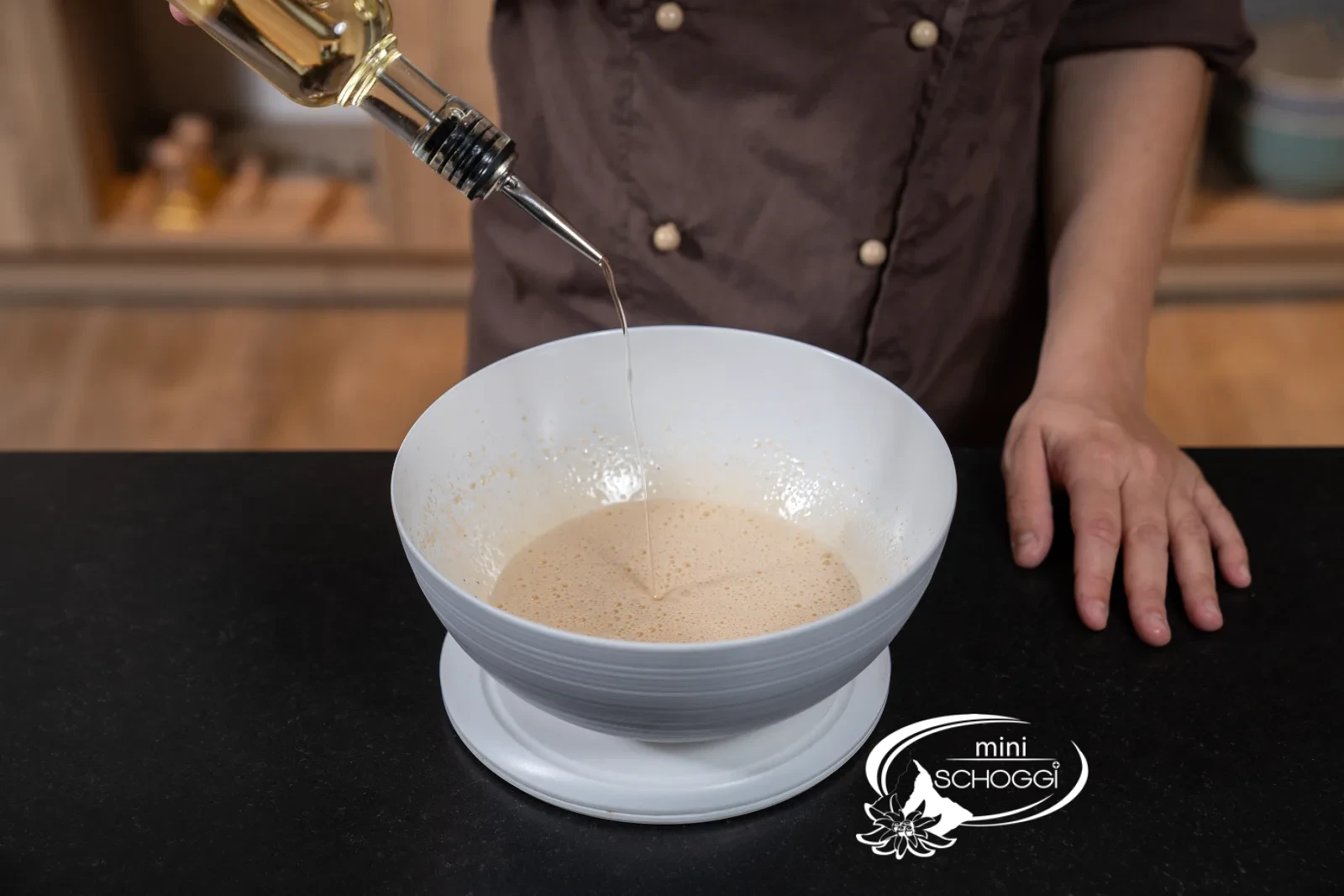 Öl und Milch einrühren