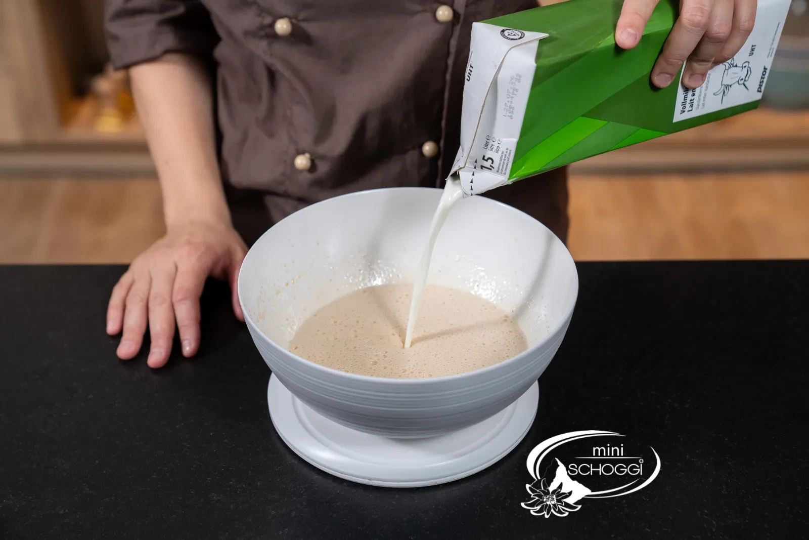 Öl und Milch einrühren