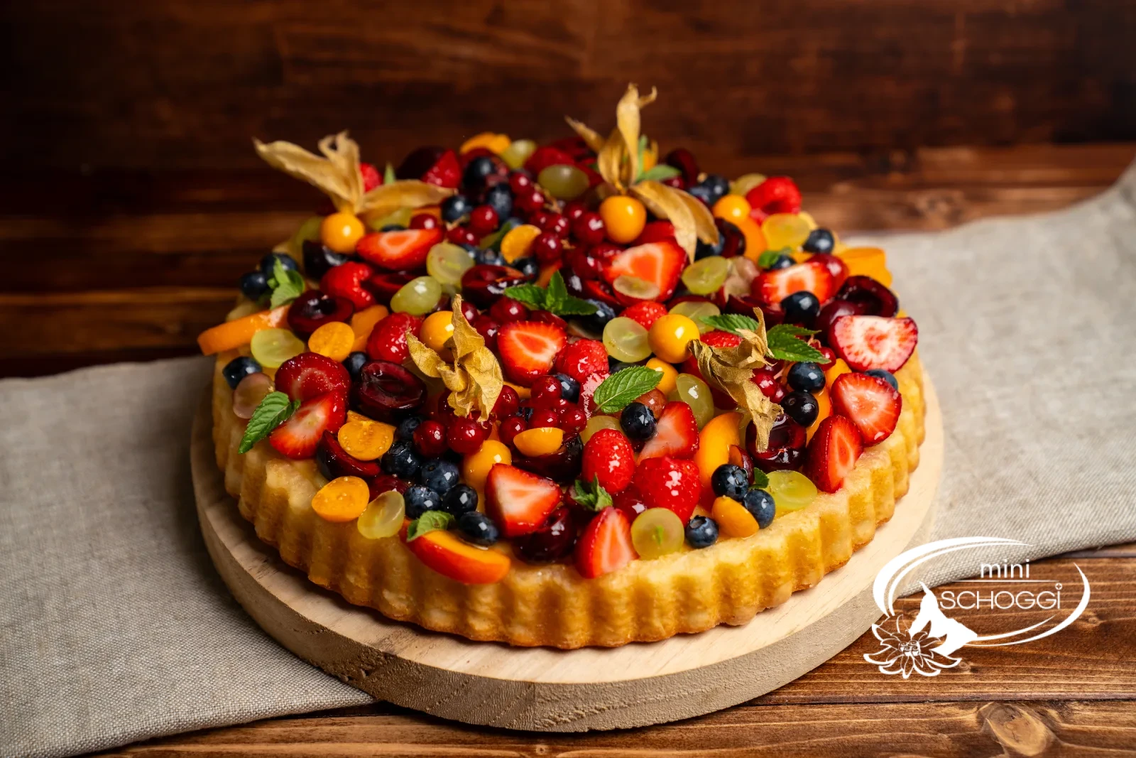 Fertiger Obstkuchenboden mit frischen Früchten belegt