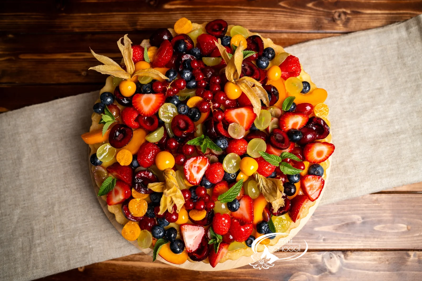Fertiger Obstkuchenboden mit frischen Früchten belegt