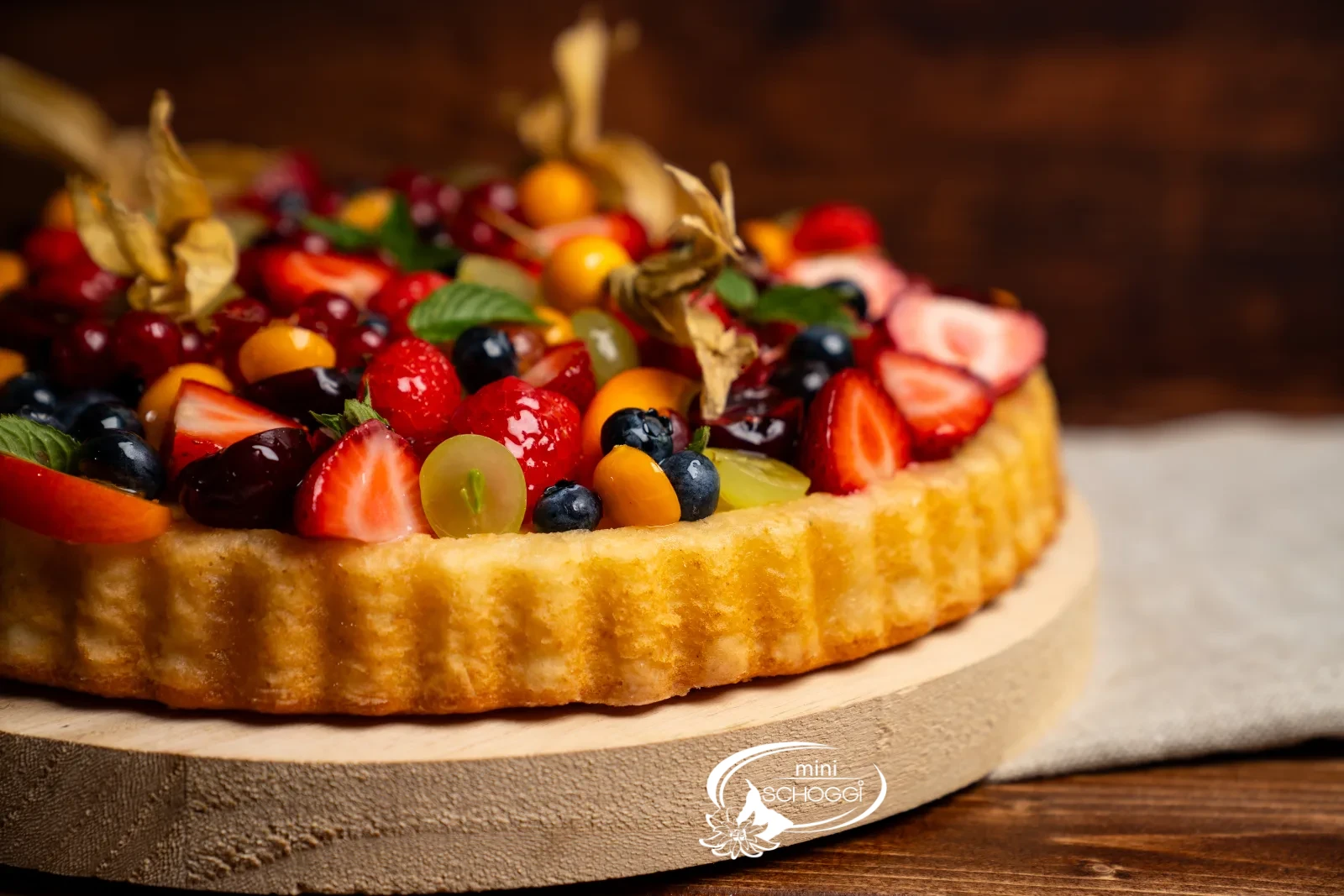 Fertiger Obstkuchenboden mit frischen Früchten belegt