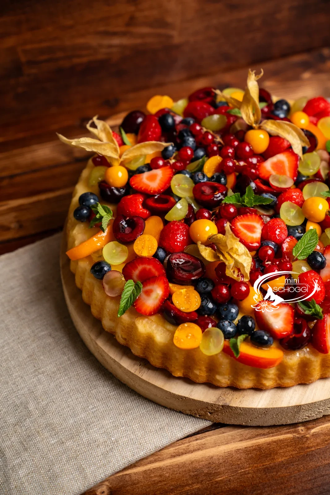 Fertiger Obstkuchenboden mit frischen Früchten belegt