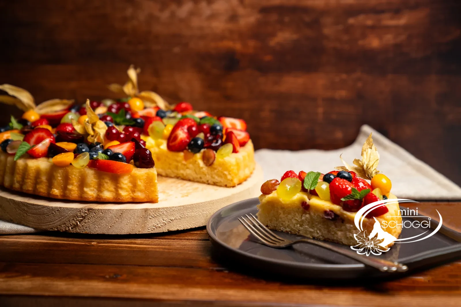 Fertiger Obstkuchenboden mit frischen Früchten belegt