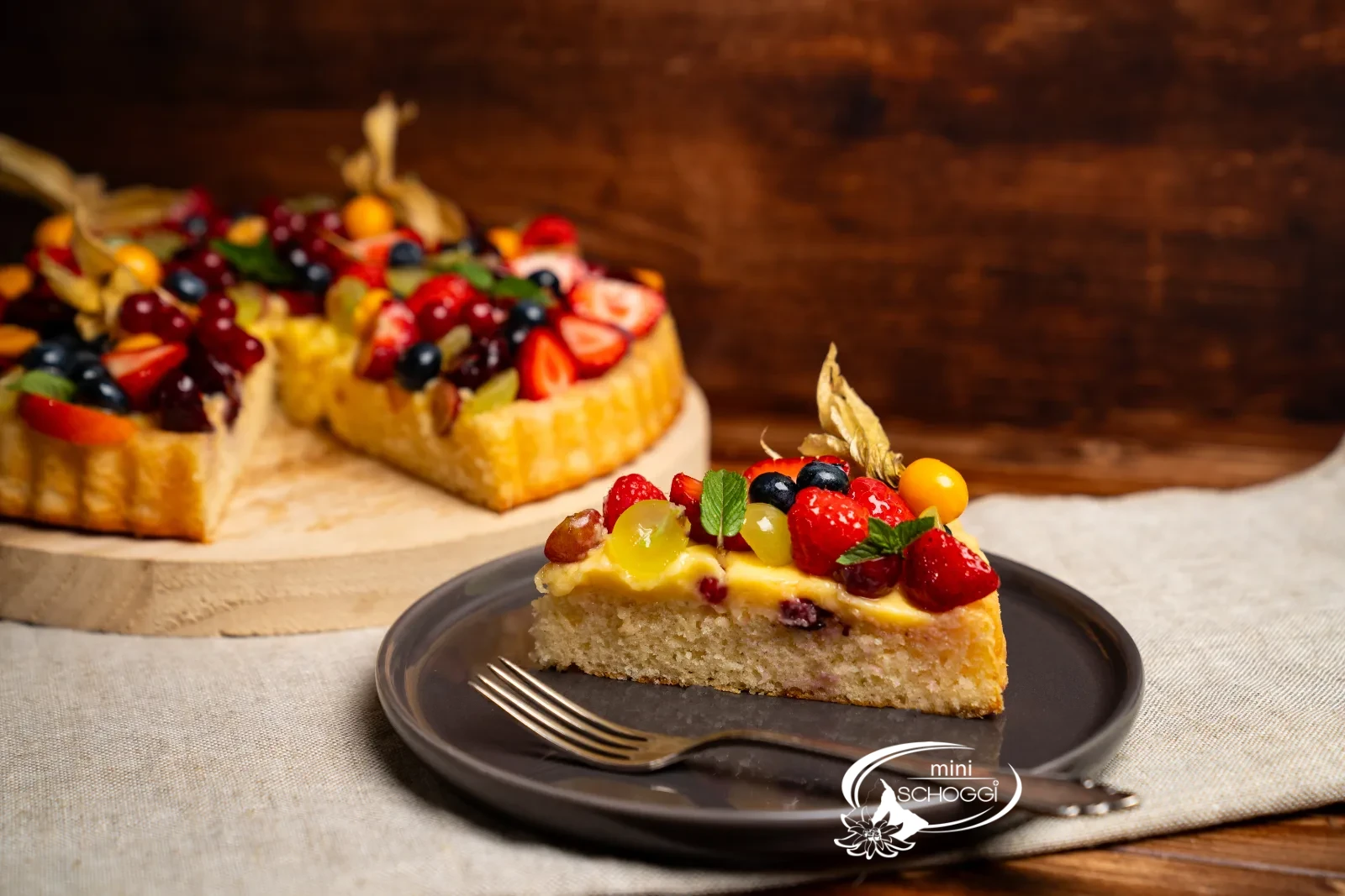 Fertiger Obstkuchenboden mit frischen Früchten belegt