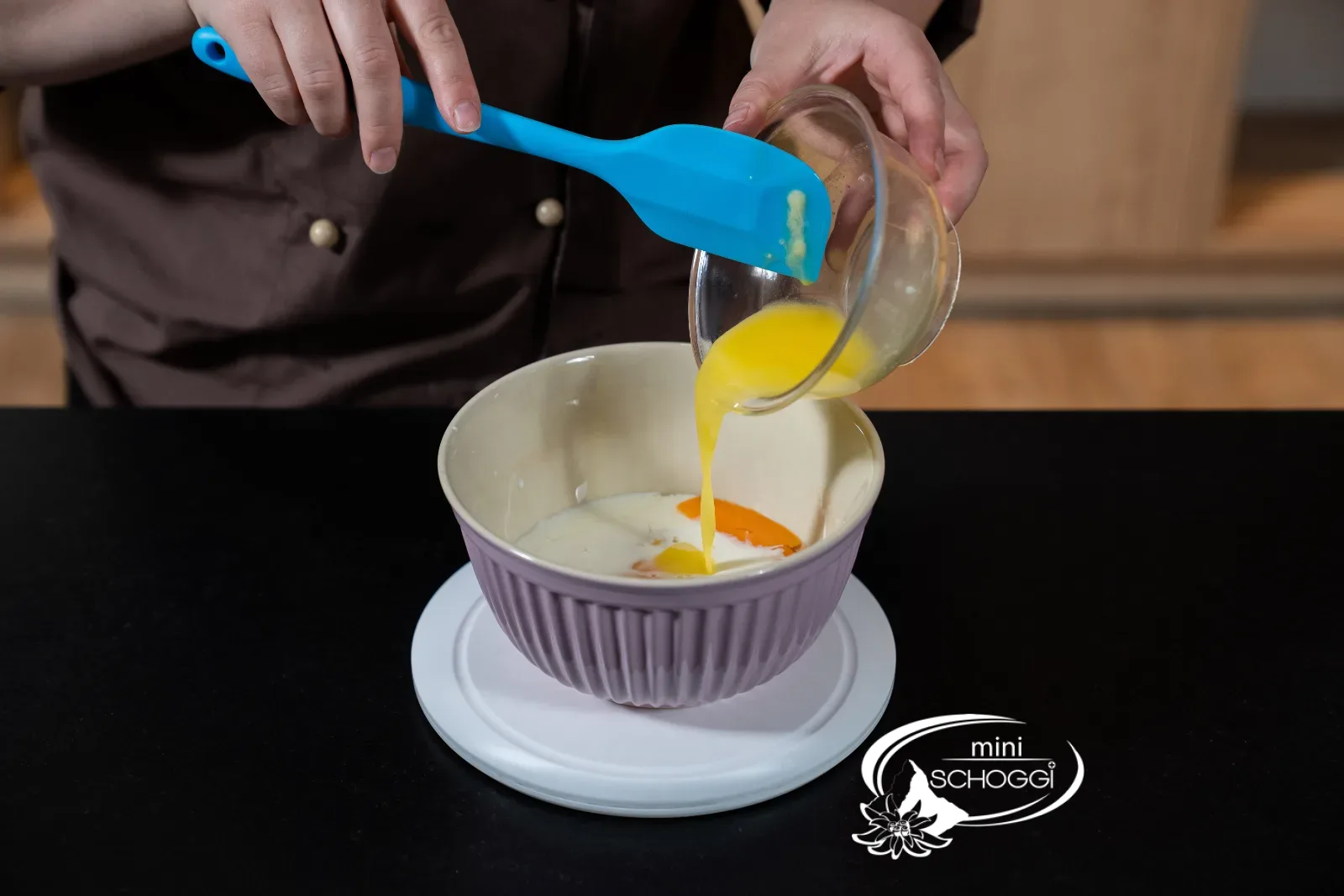Eier, Zucker und Vanille verrühren
