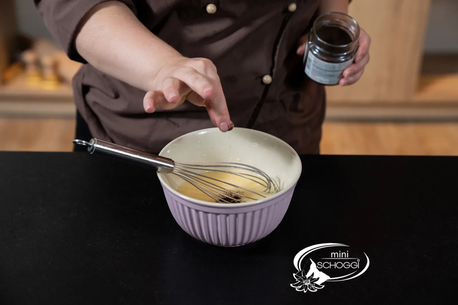 Milch und Butter zu den Eiern geben