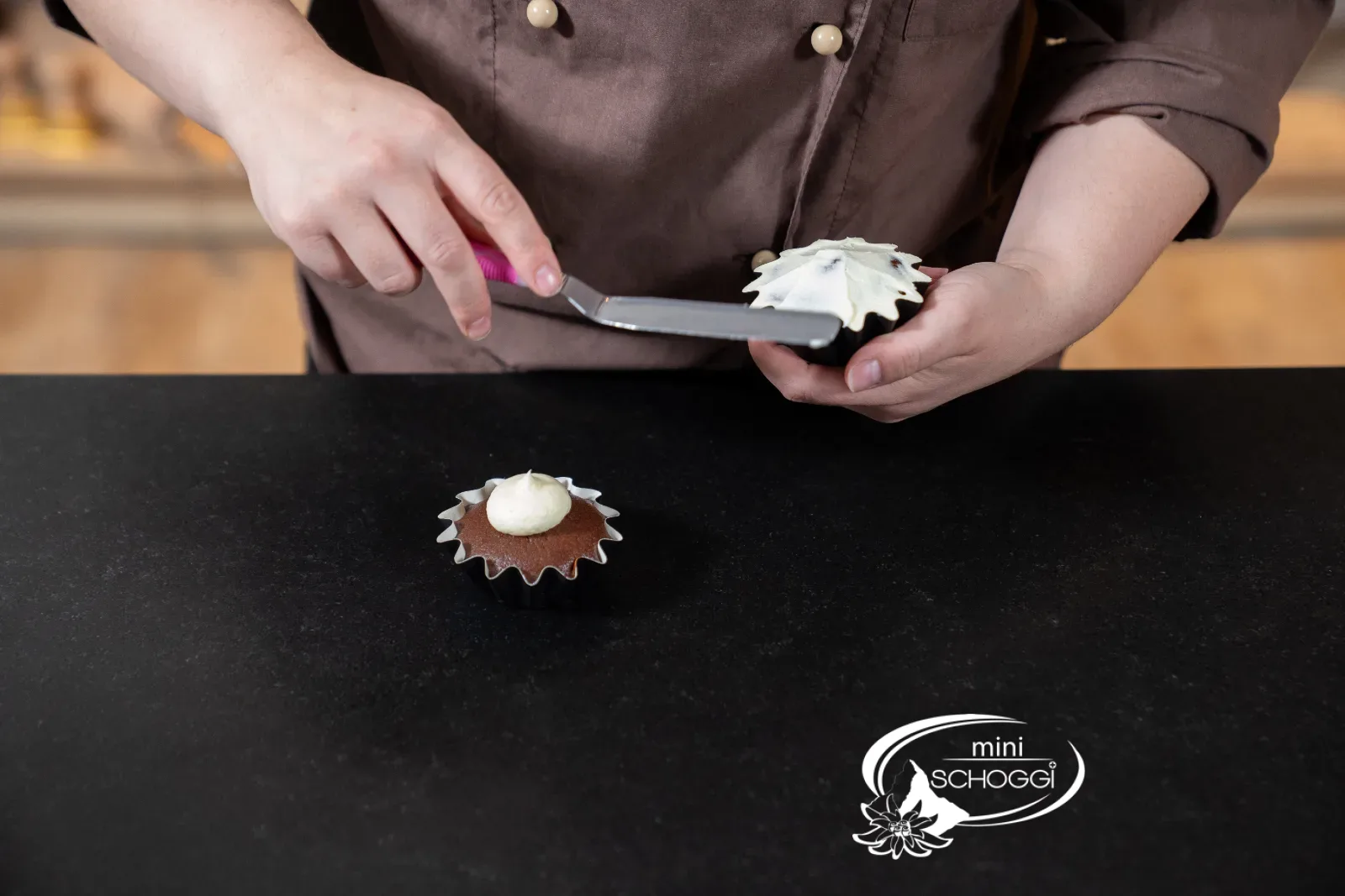 Cupcake in Oreo-Brösel tunken