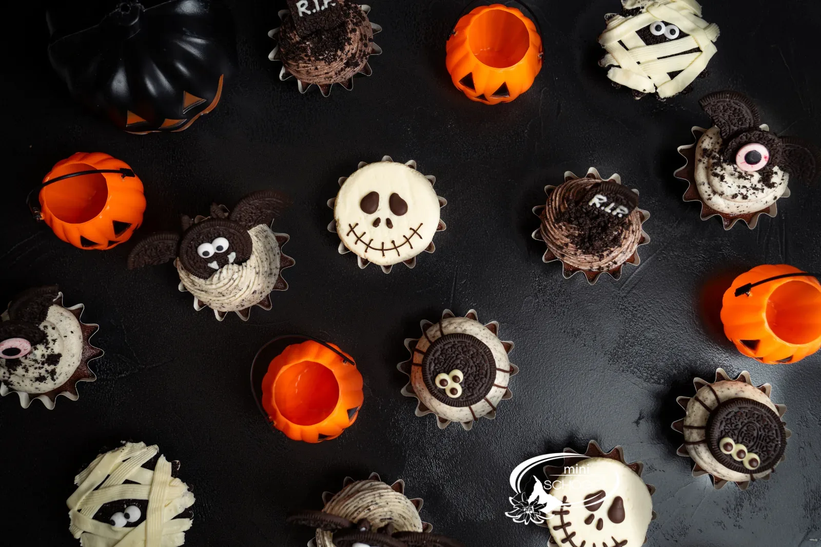 Gespenst-Cupcake und Grab mit R.I.P.-Stein