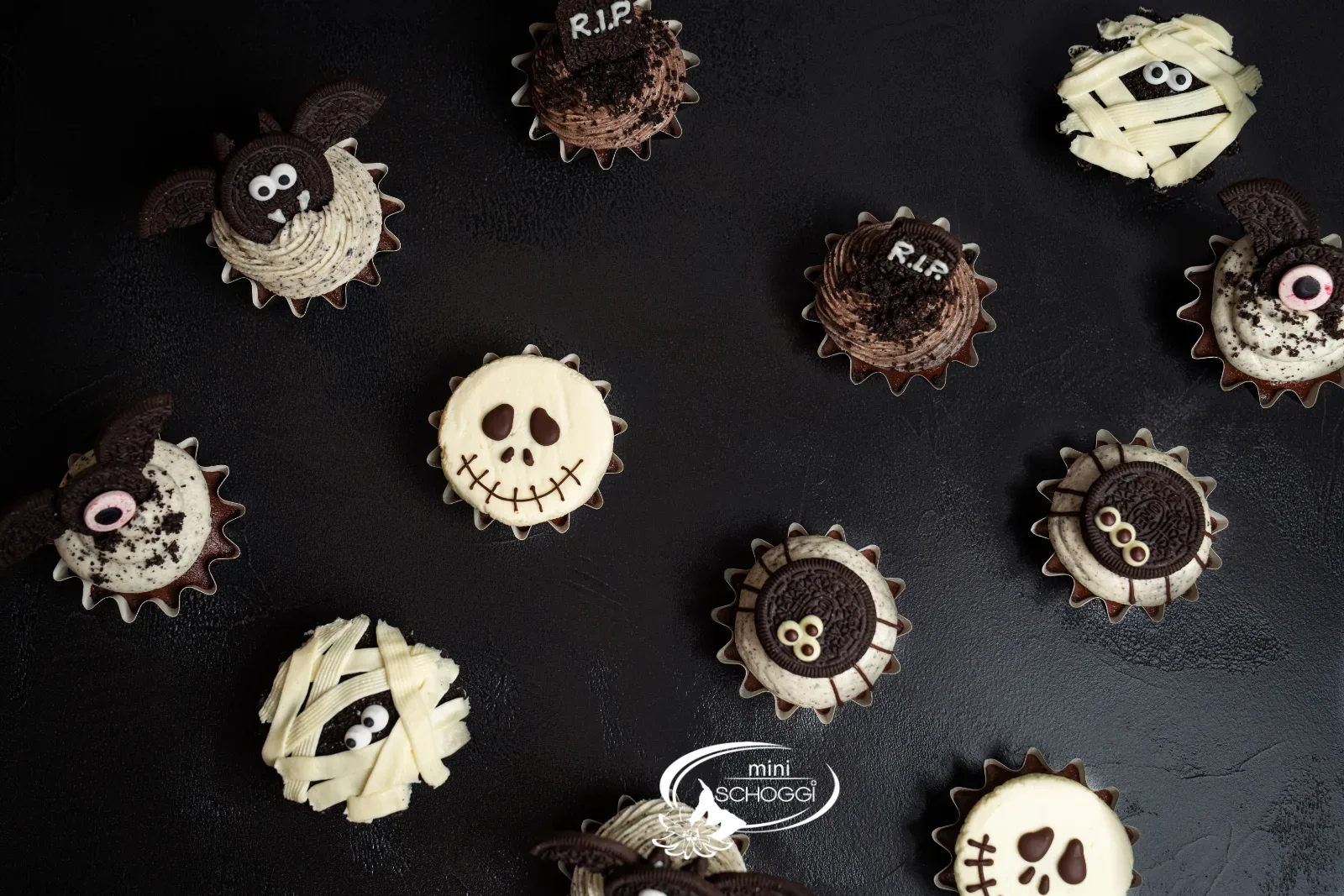Aufgeschnittene Oreo-Cupcakes mit dem ganzen Oreo als Boden