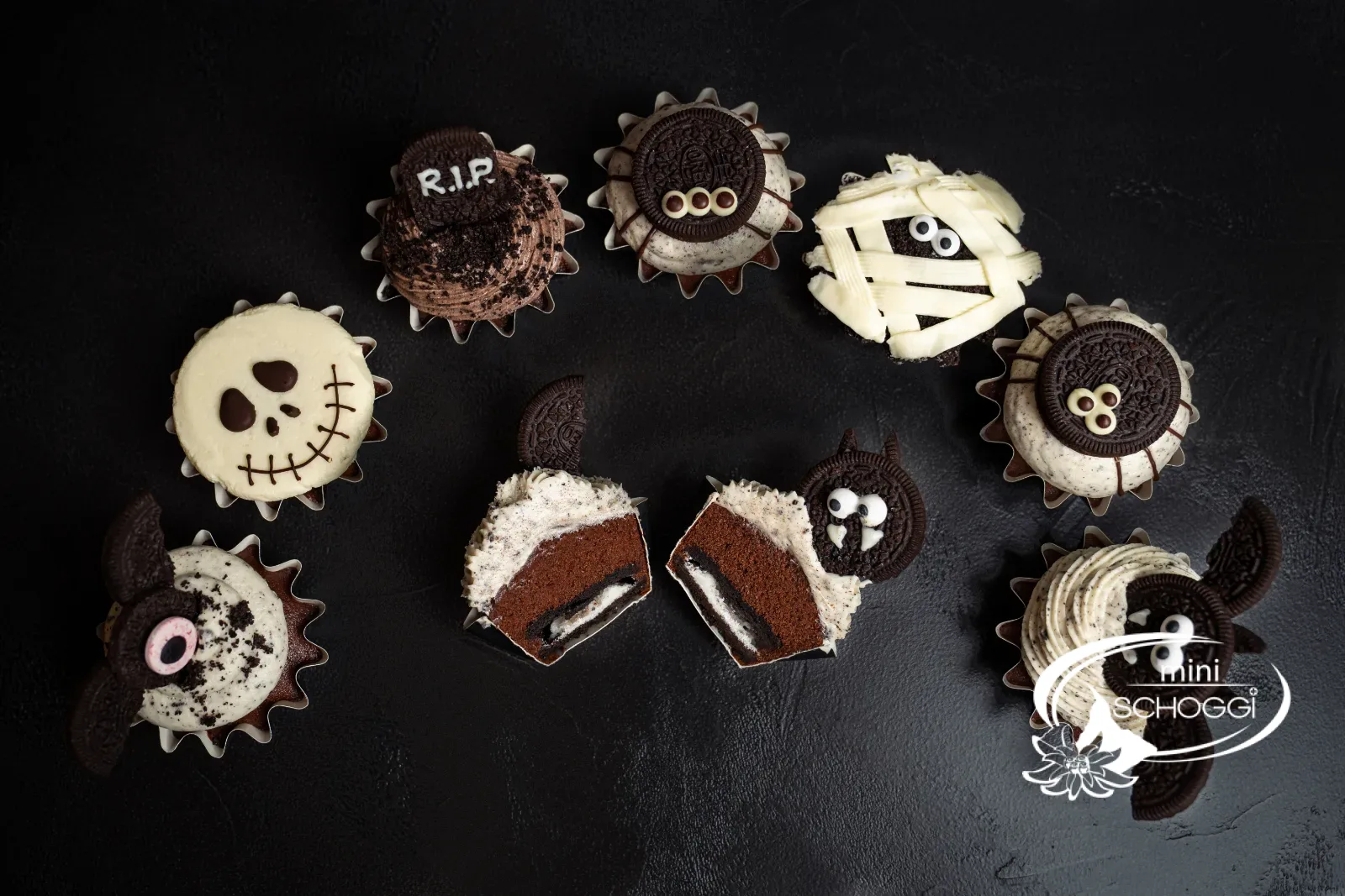 Oreo-Cupcakes für Halloween mit Fledermaus, Mumie, Gespenst und Grabstein