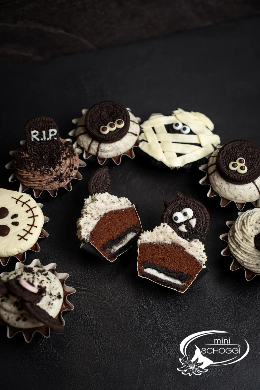 Halloween-Cupcakes von oben mit Kürbissen