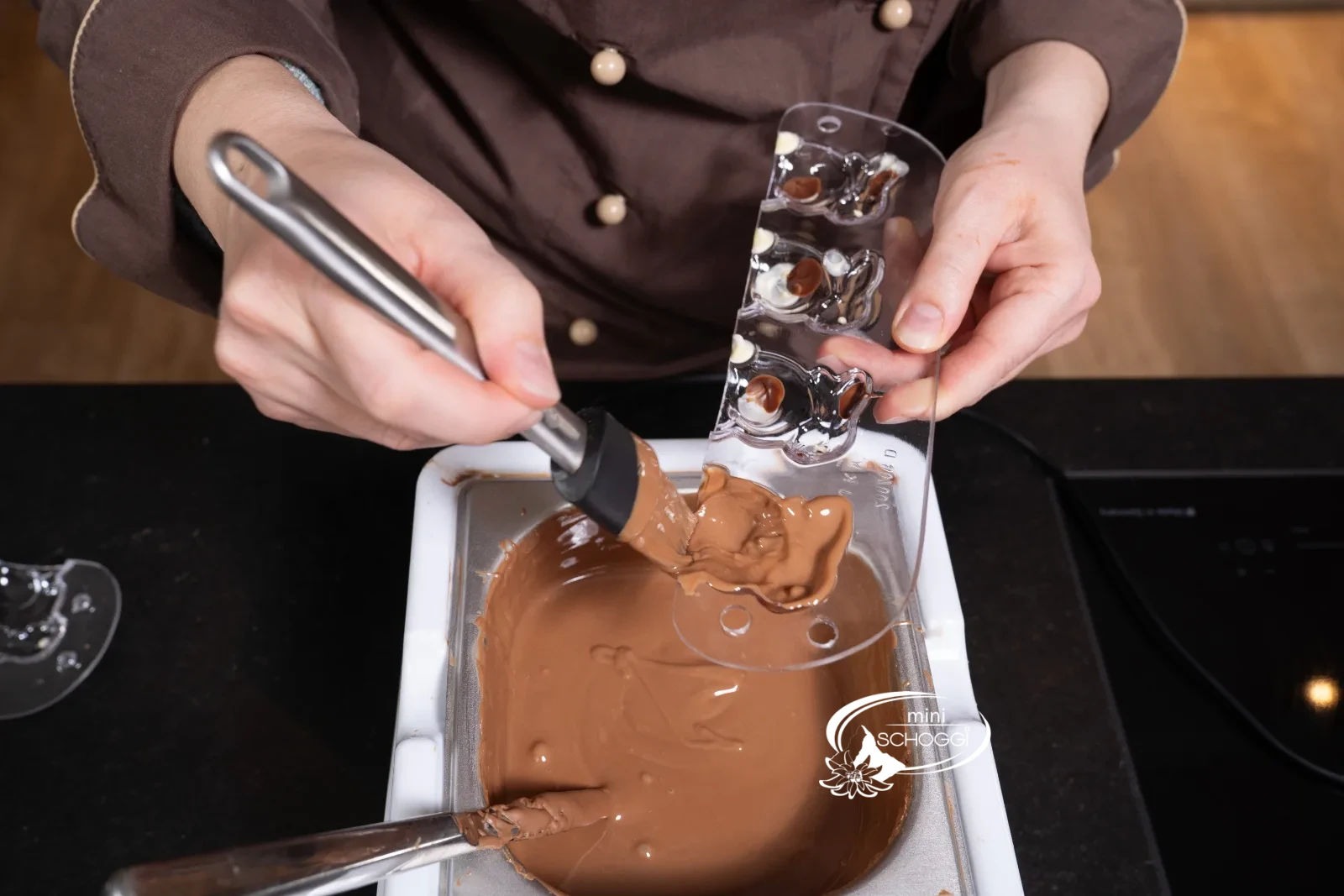 Lo stampo viene spennellato completamente con la copertura di cioccolato usando il pennello in silicone