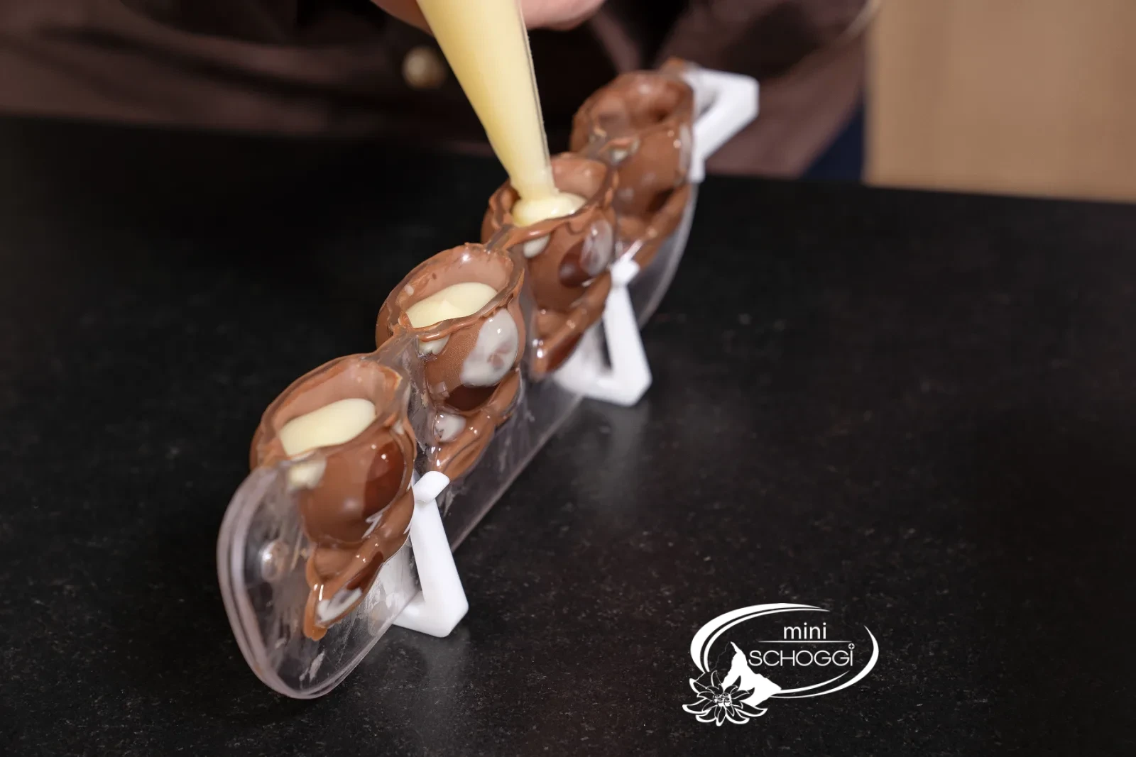 La Ganache all'advocaat viene versata fino a 3 mm sotto il bordo
