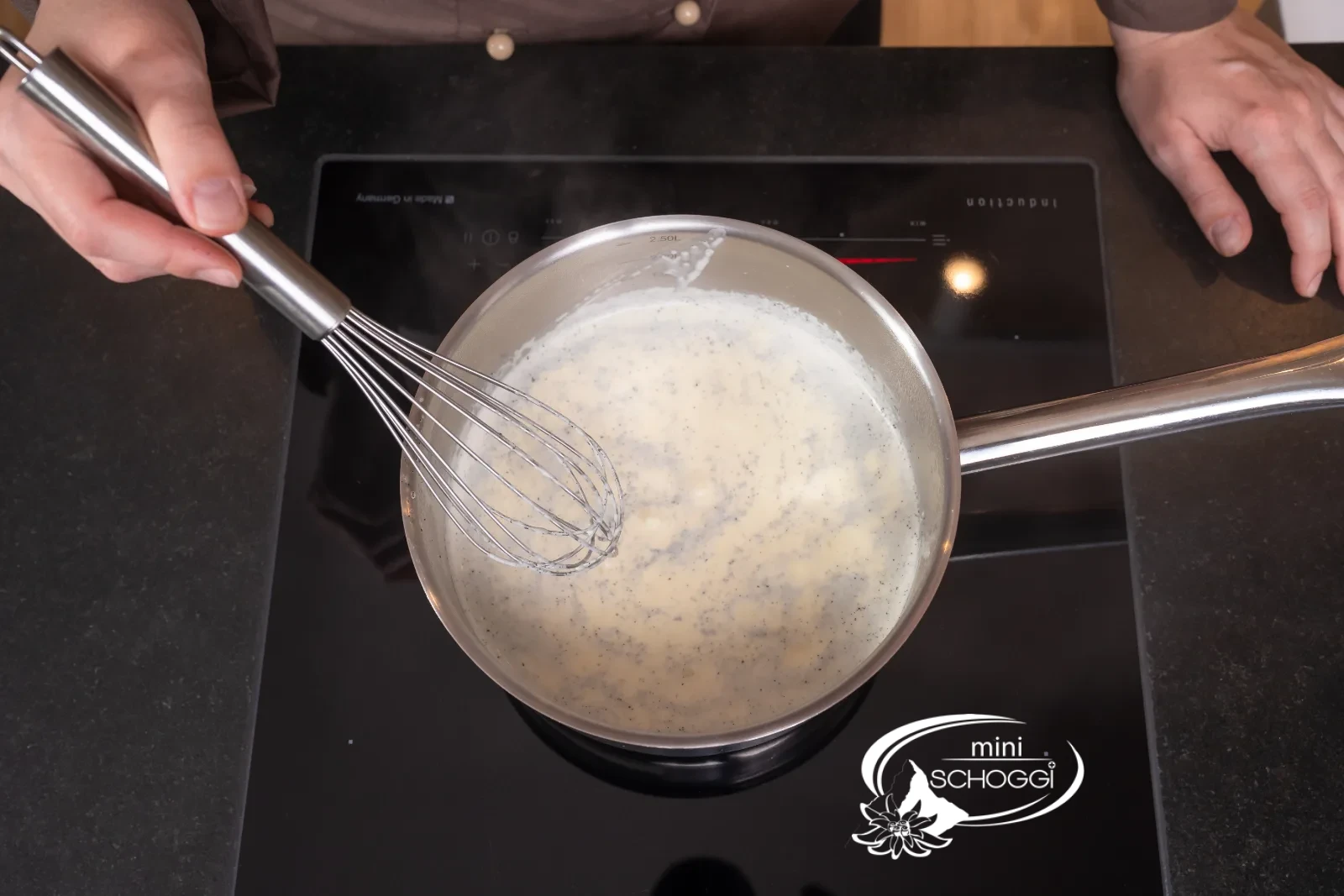 La masse de panna cotta est lissée et refroidit légèrement