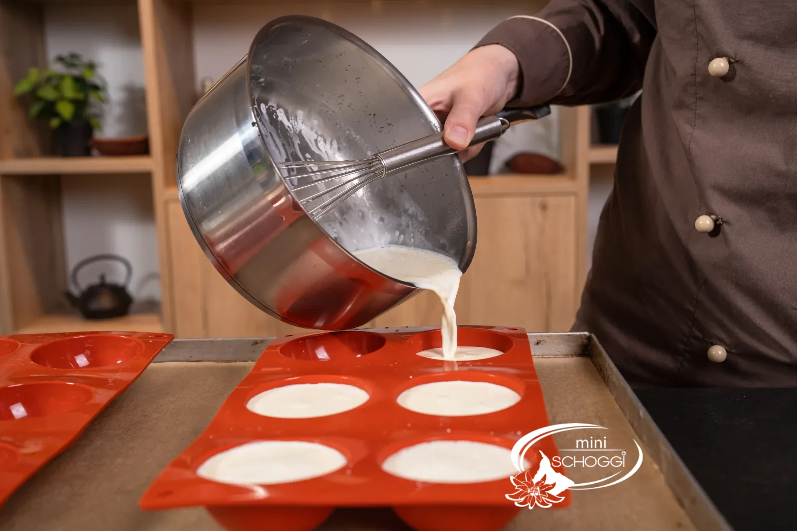 La masse de panna cotta est versée dans le moule en silicone à demi-sphères