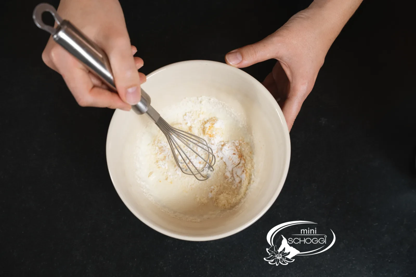 Latte, amido alimentare, Aromat e parmigiano vengono mescolati con la frusta