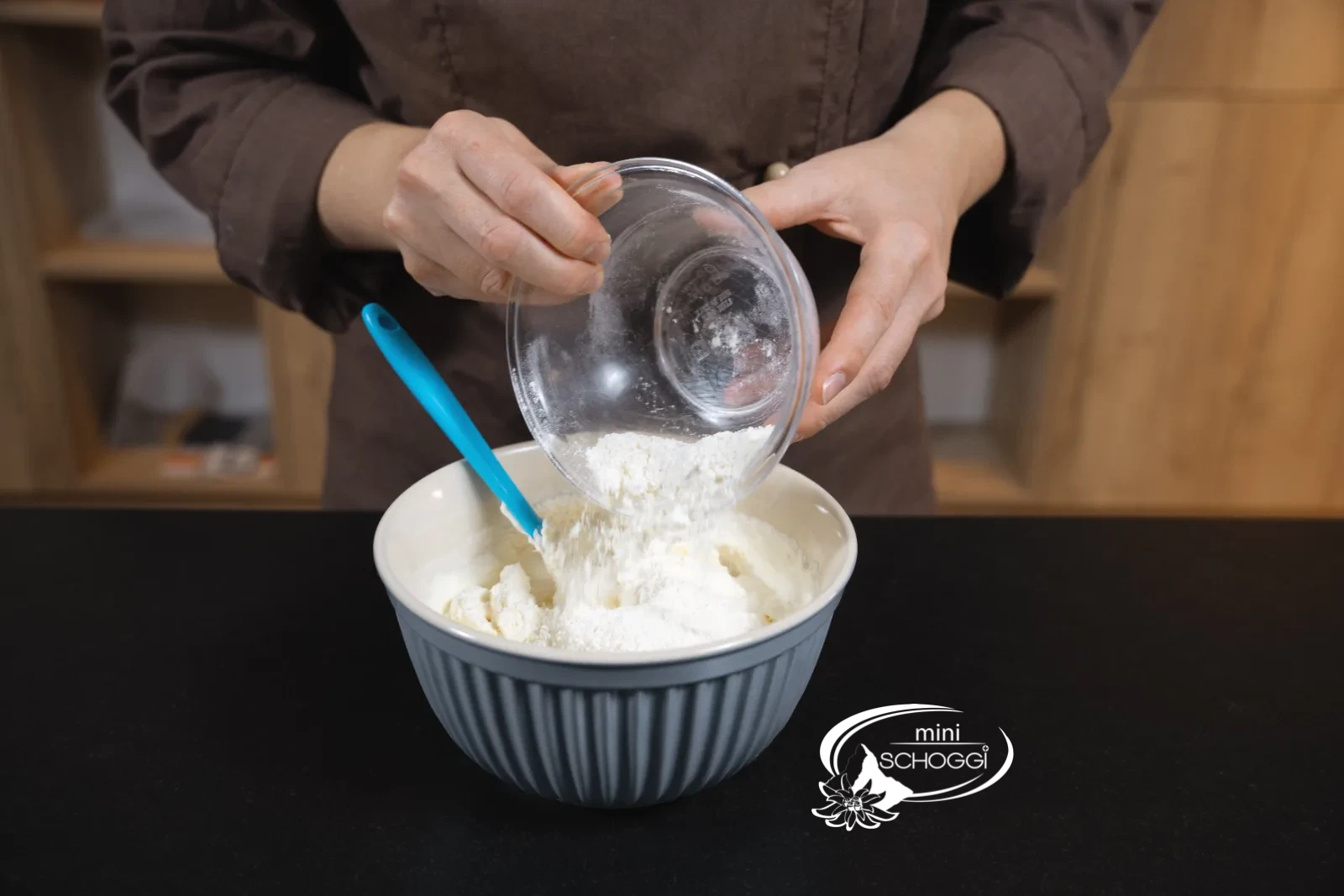 Farina e parmigiano vengono aggiunti al composto di panna