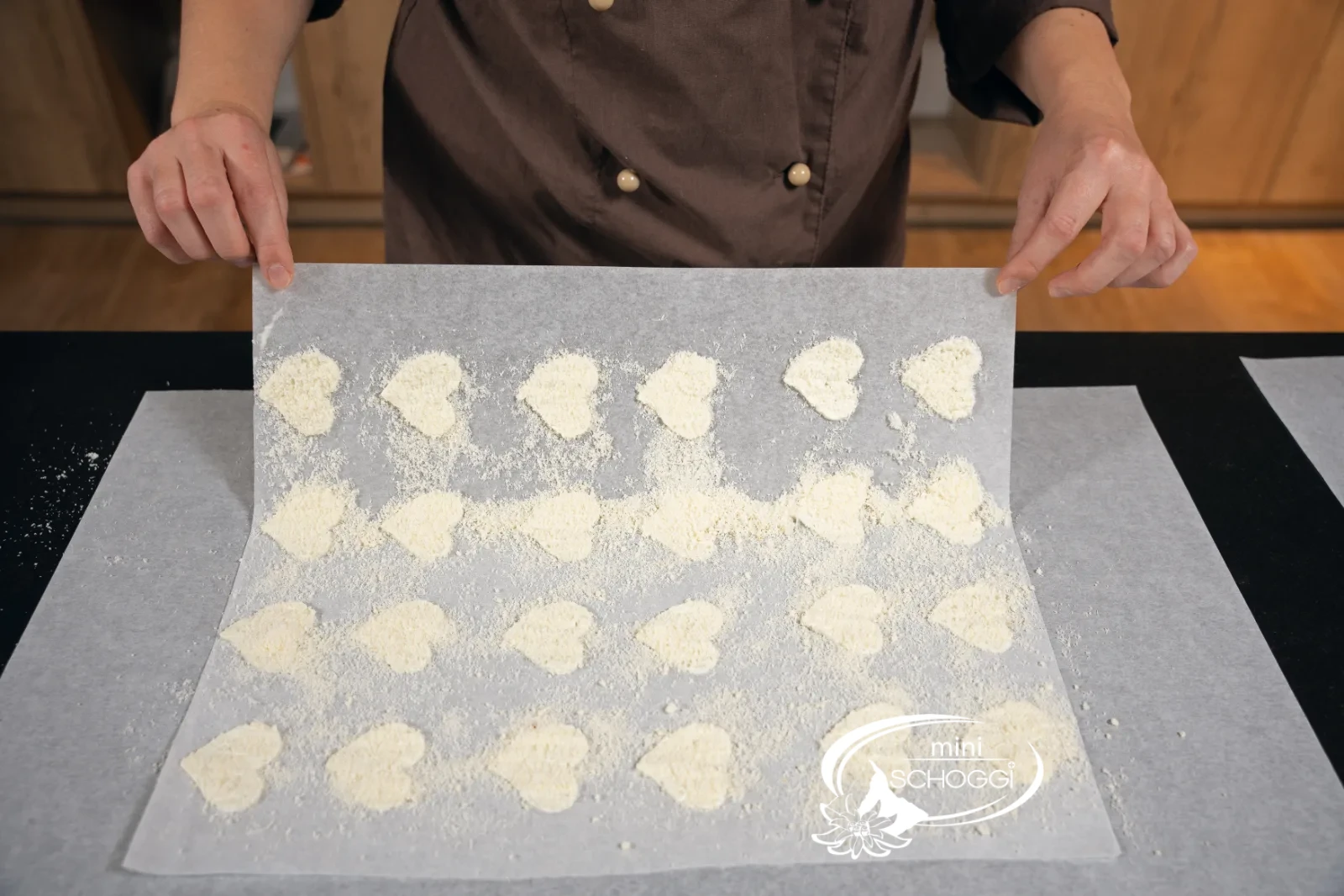 Le chips cosparse pronte sulla carta da forno, senza formaggio sciolto in mezzo