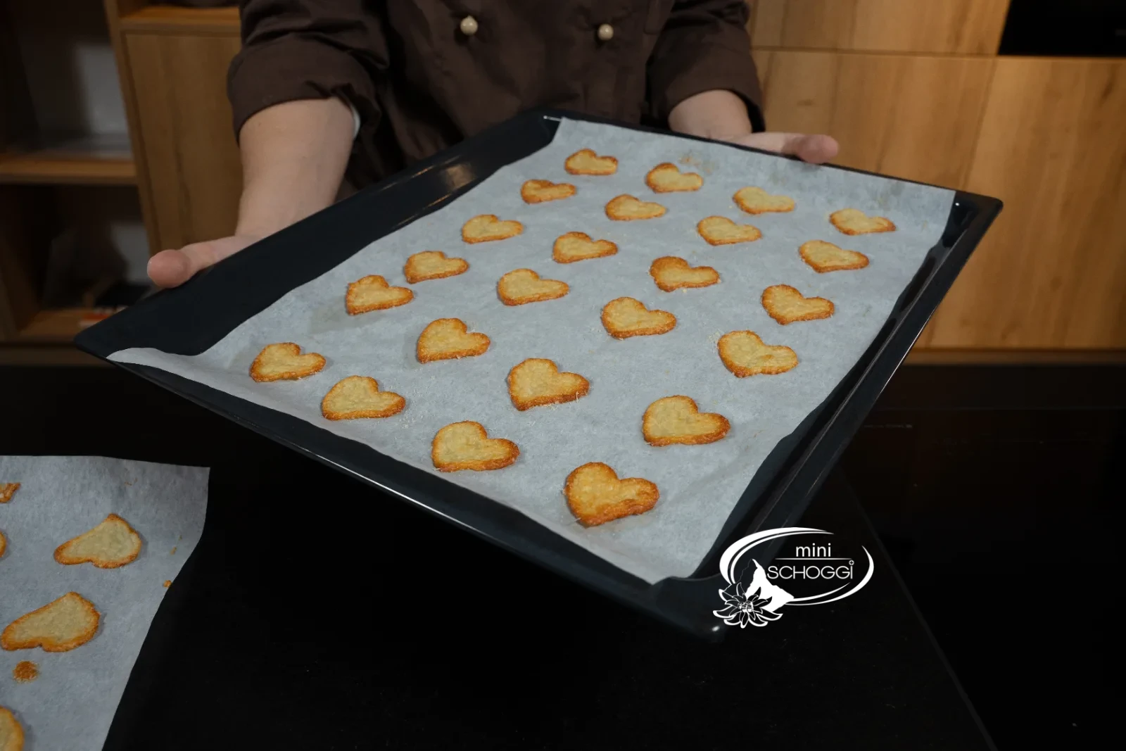 Le chips di parmigiano cotte fino a doratura sulla teglia