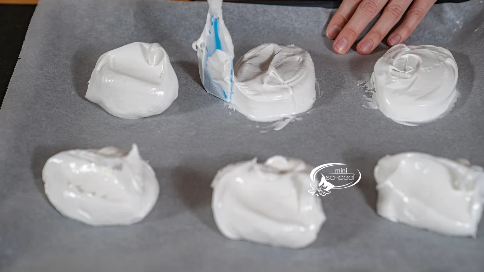 La masse de meringue est façonnée en ovale avec le Grattoir en caoutchouc
