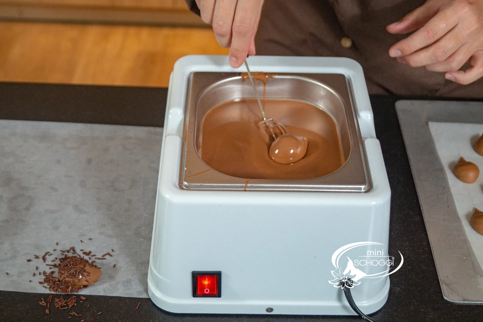 L'oscillazione toglie la copertura di cioccolato in eccesso
