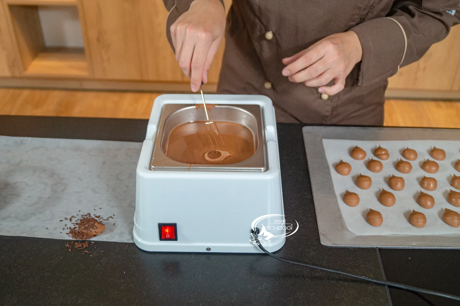 A testa in giù nella copertura di cioccolato temperata