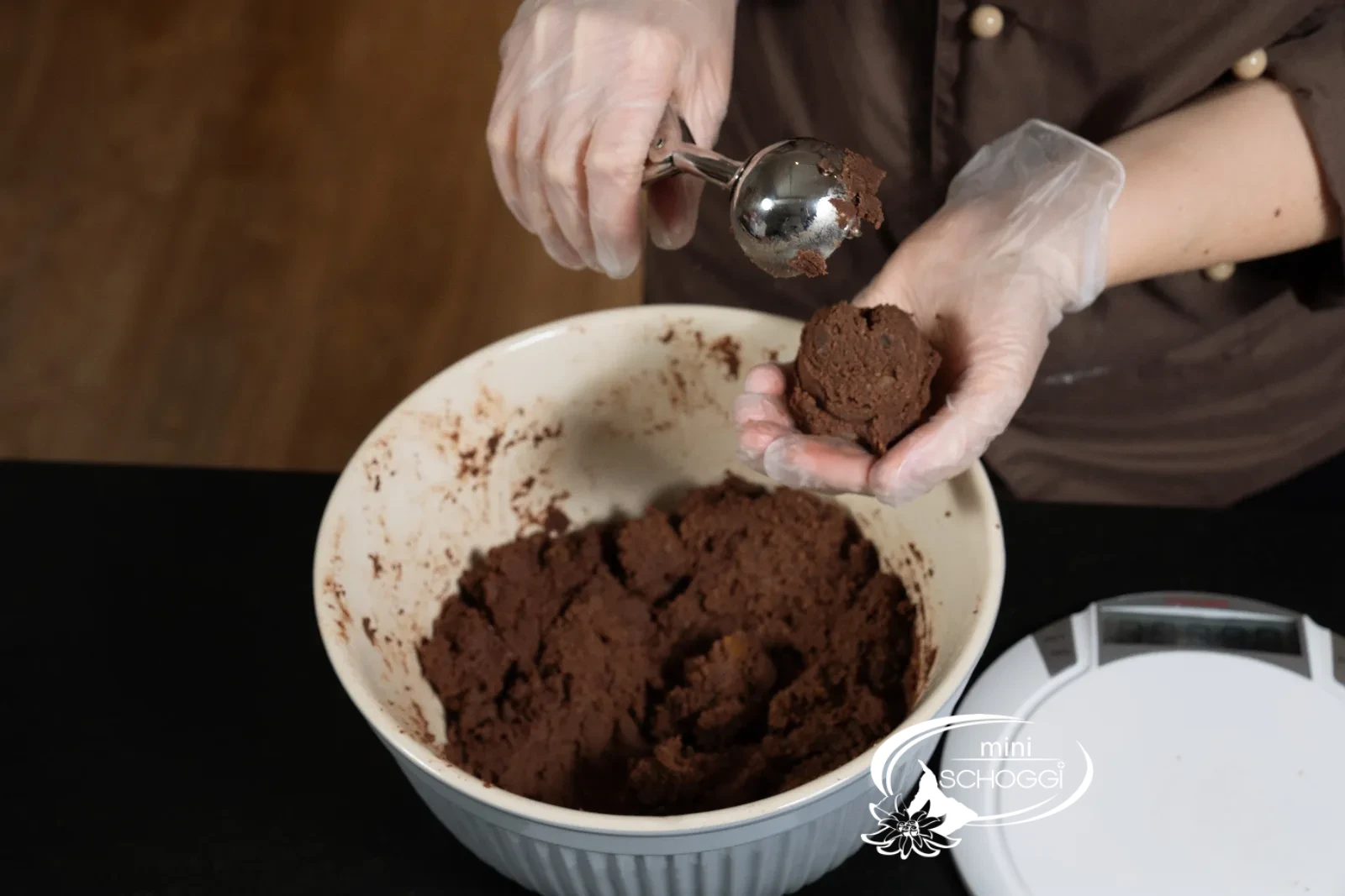 Des portions de 95 grammes sont prélevées avec la Portionneuse à glace