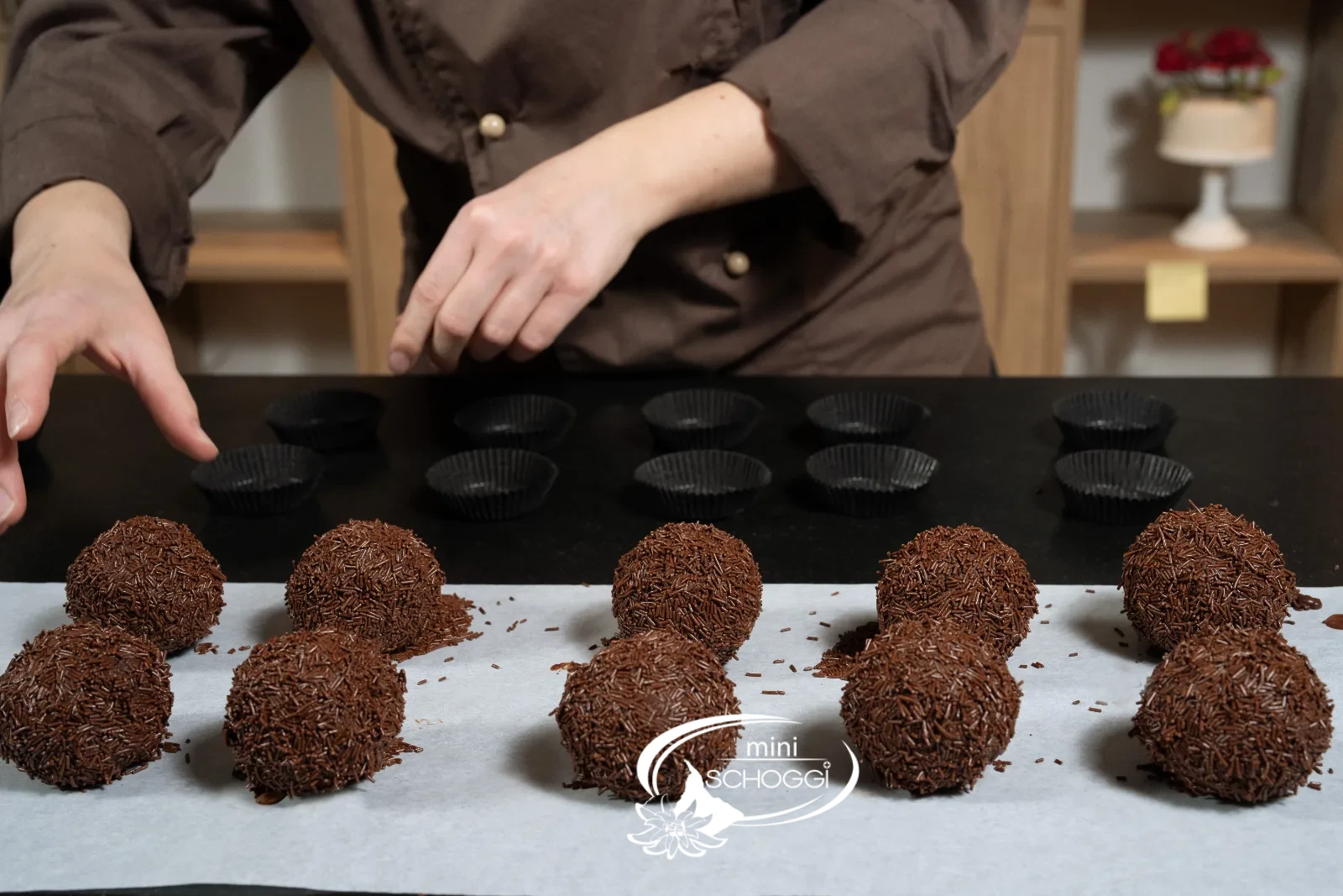 Les boules de rhum sont placées dans des moules à pâtisserie noirs