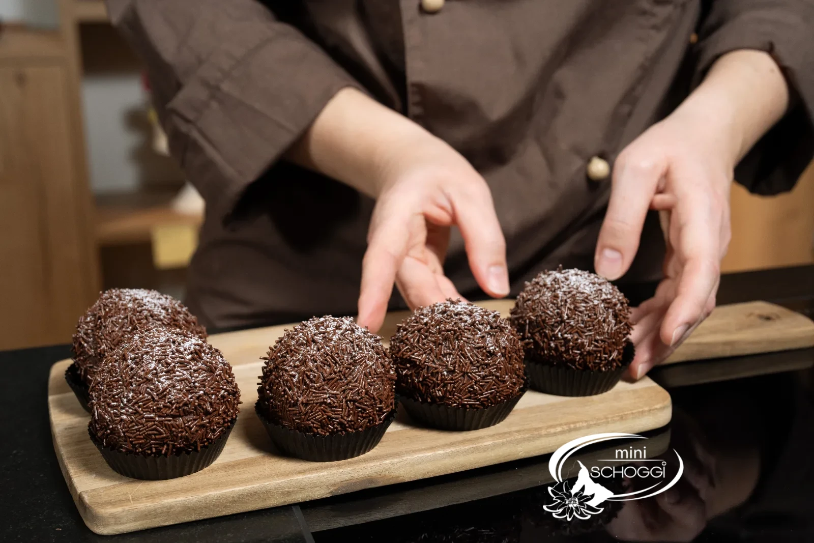 Les boules de rhum terminées sont présentées sur la planche en bois