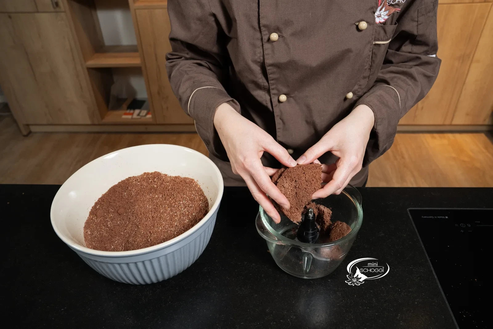 Les restes de génoise sont finement émiettés au mixeur