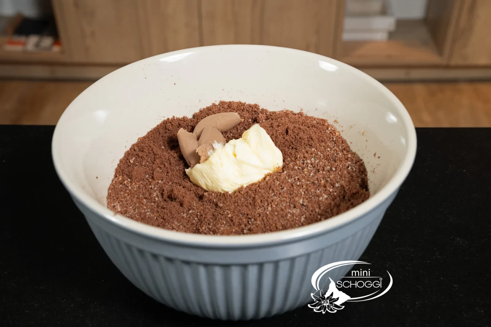 La crème au beurre et la Ganache sont prêtes sur les miettes de génoise
