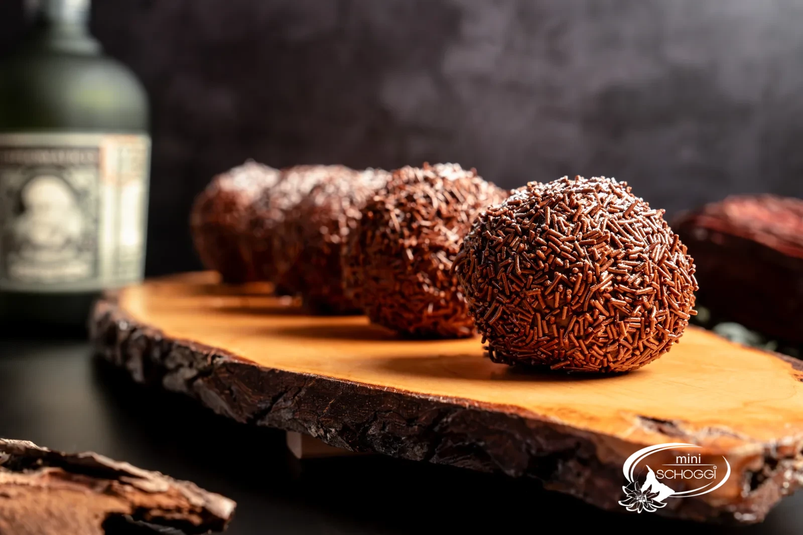 Boules de rhum alignées sur une planche en bois