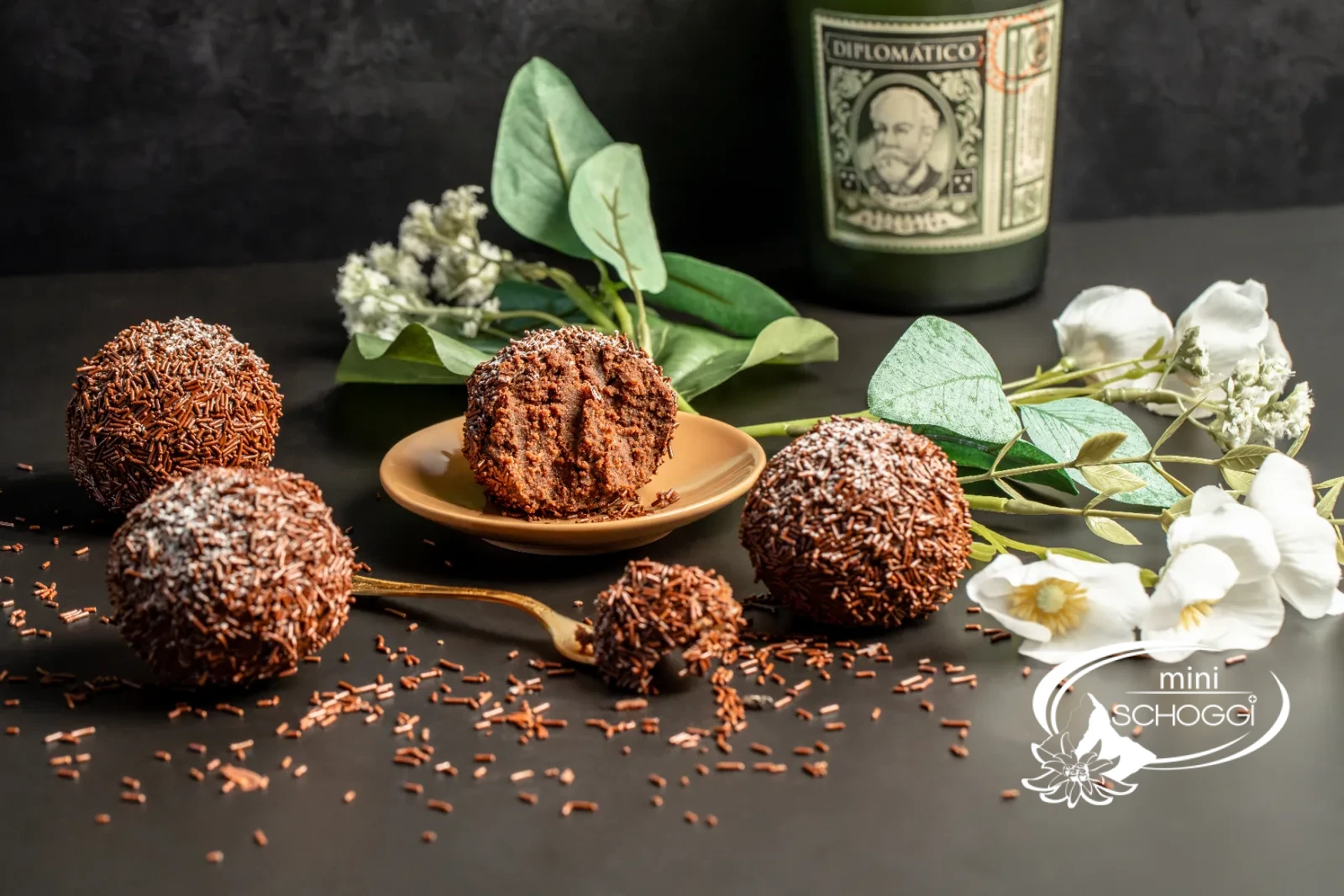 Boules de rhum alignées sur une planche en bois