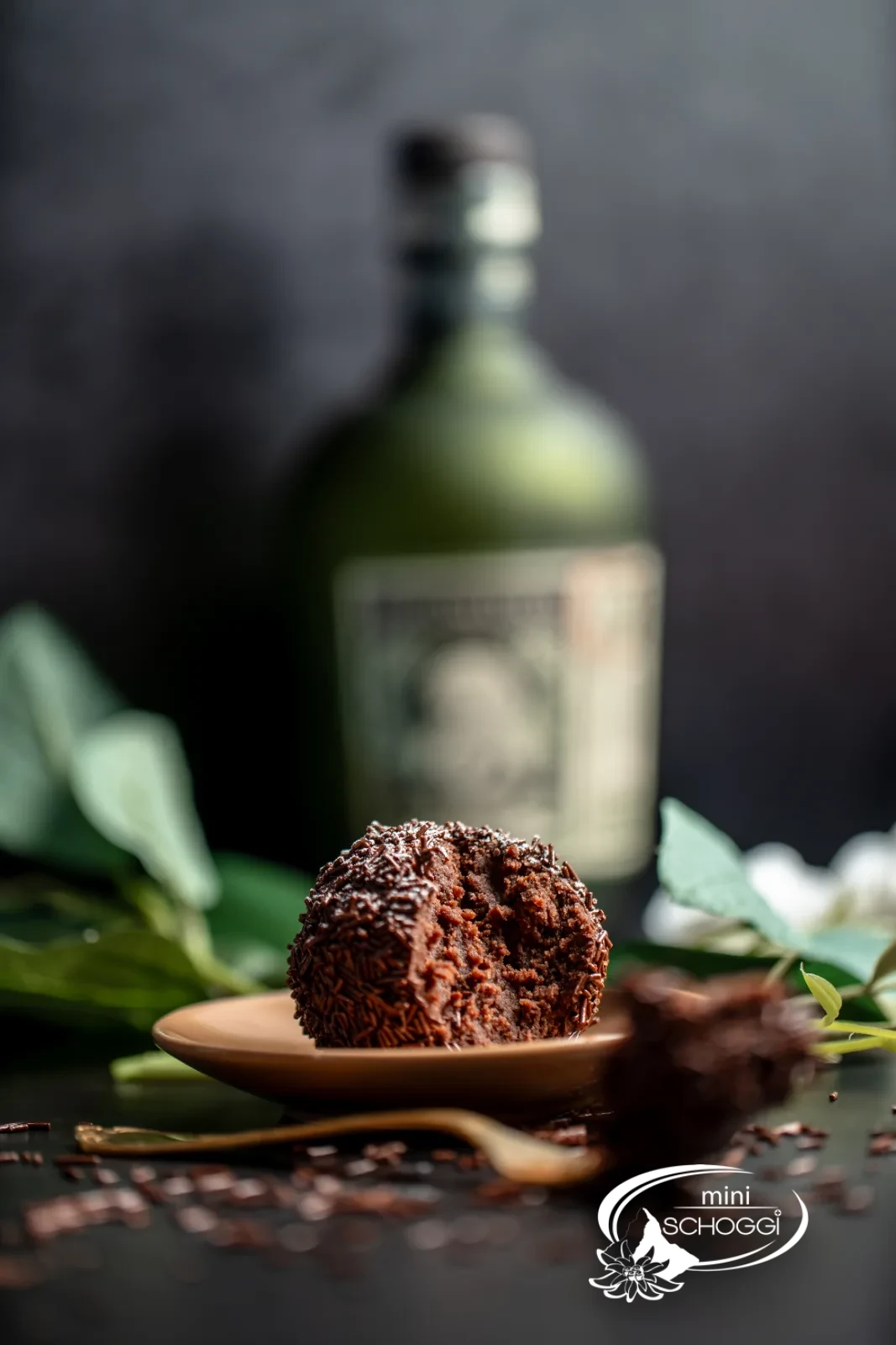 Boules de rhum alignées sur une planche en bois
