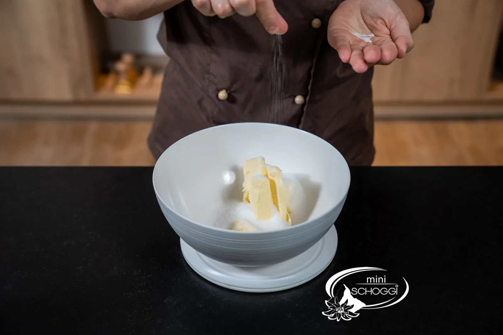 Butter, Zucker und Salz kommen zusammen in die Rührschüssel
