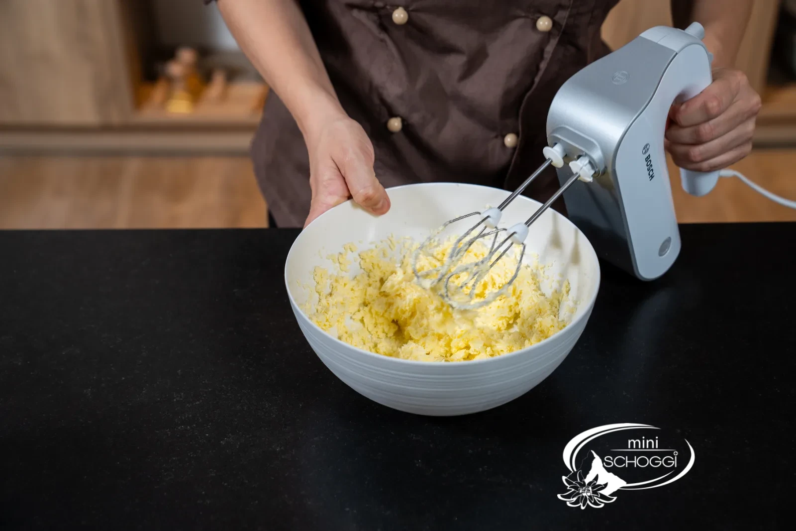 Die Butter-Zucker-Masse wird hell und luftig aufgeschlagen
