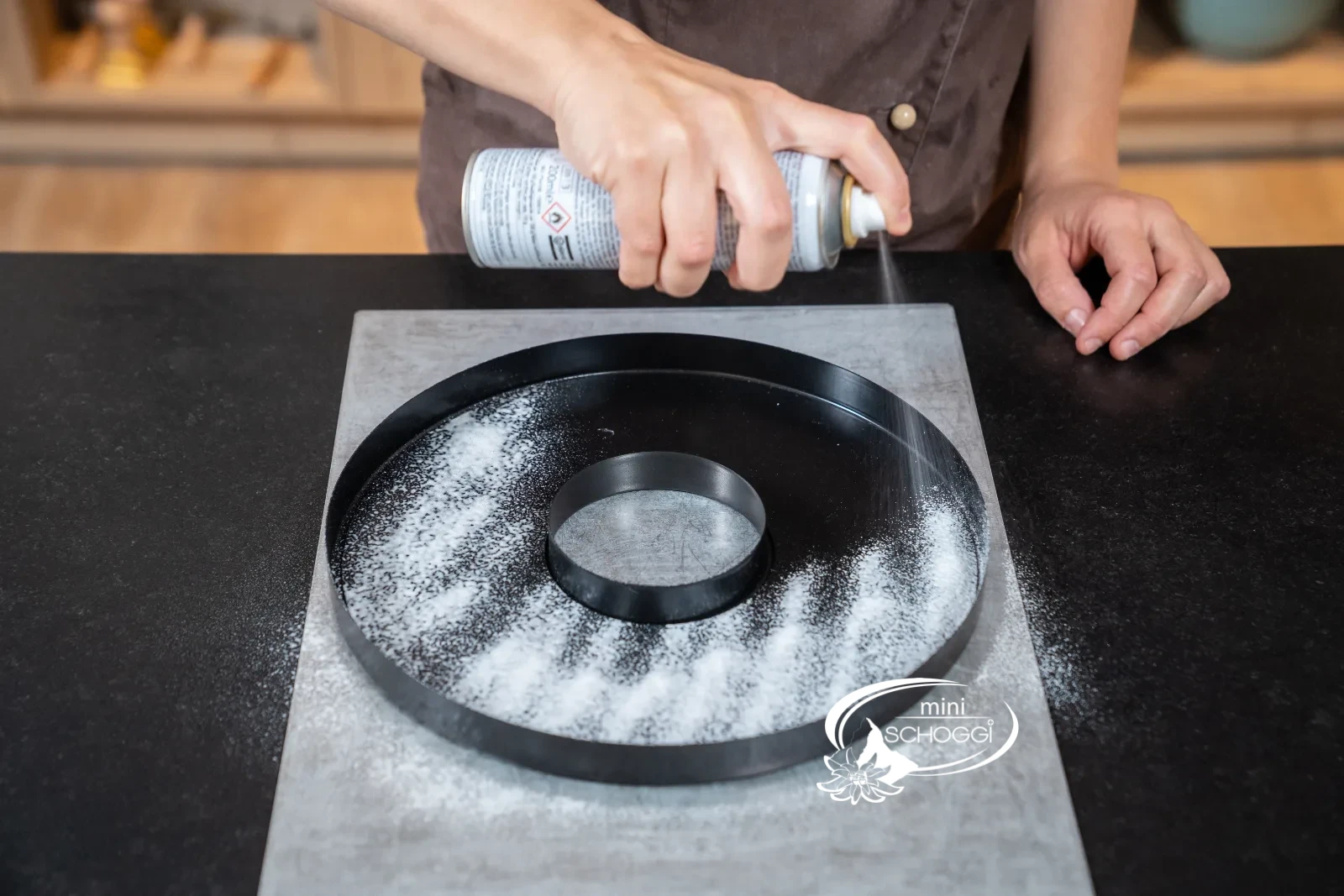Die Tarteform wird mit Backtrennspray eingefettet