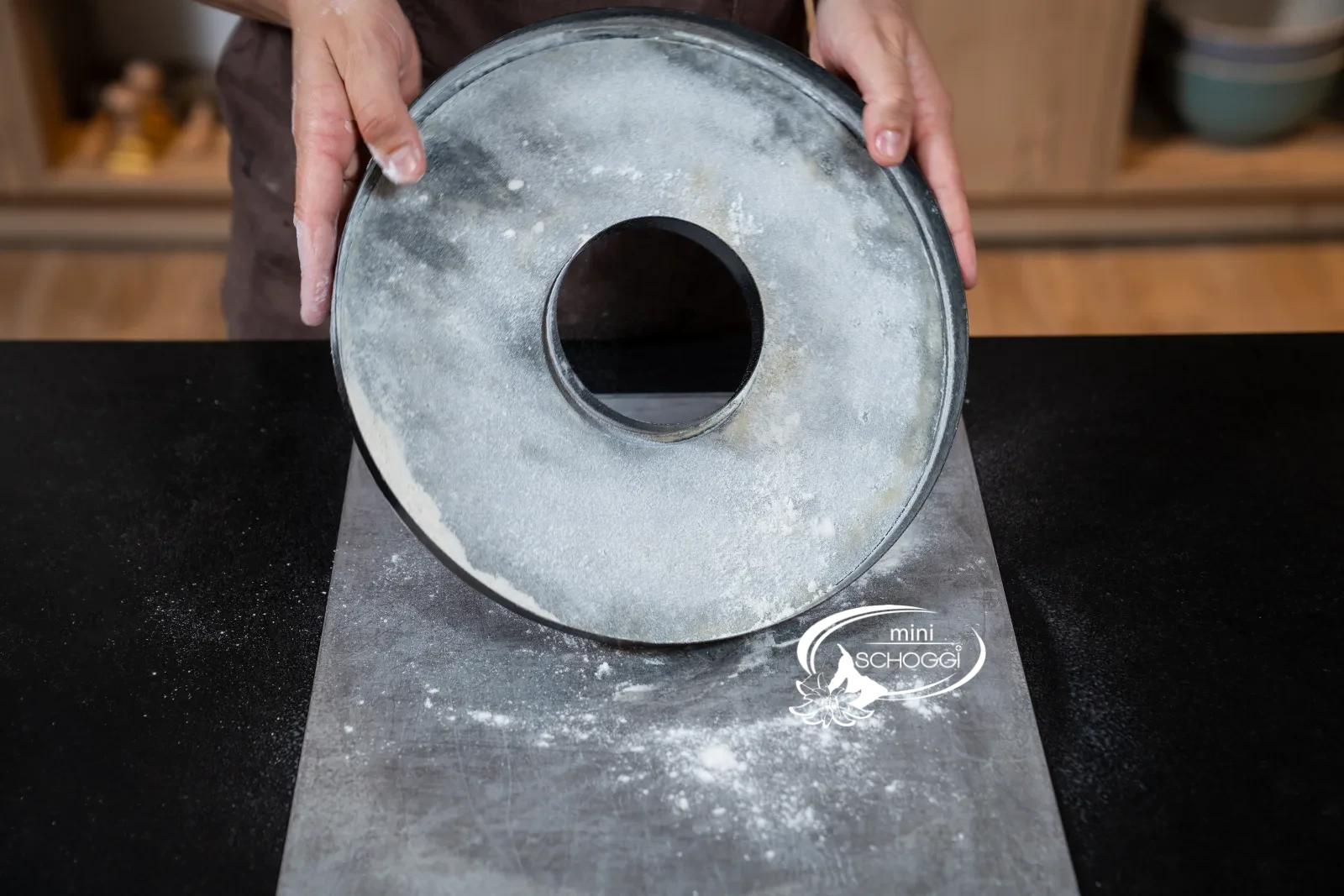 Die Tarteform wird mit Backtrennspray eingefettet