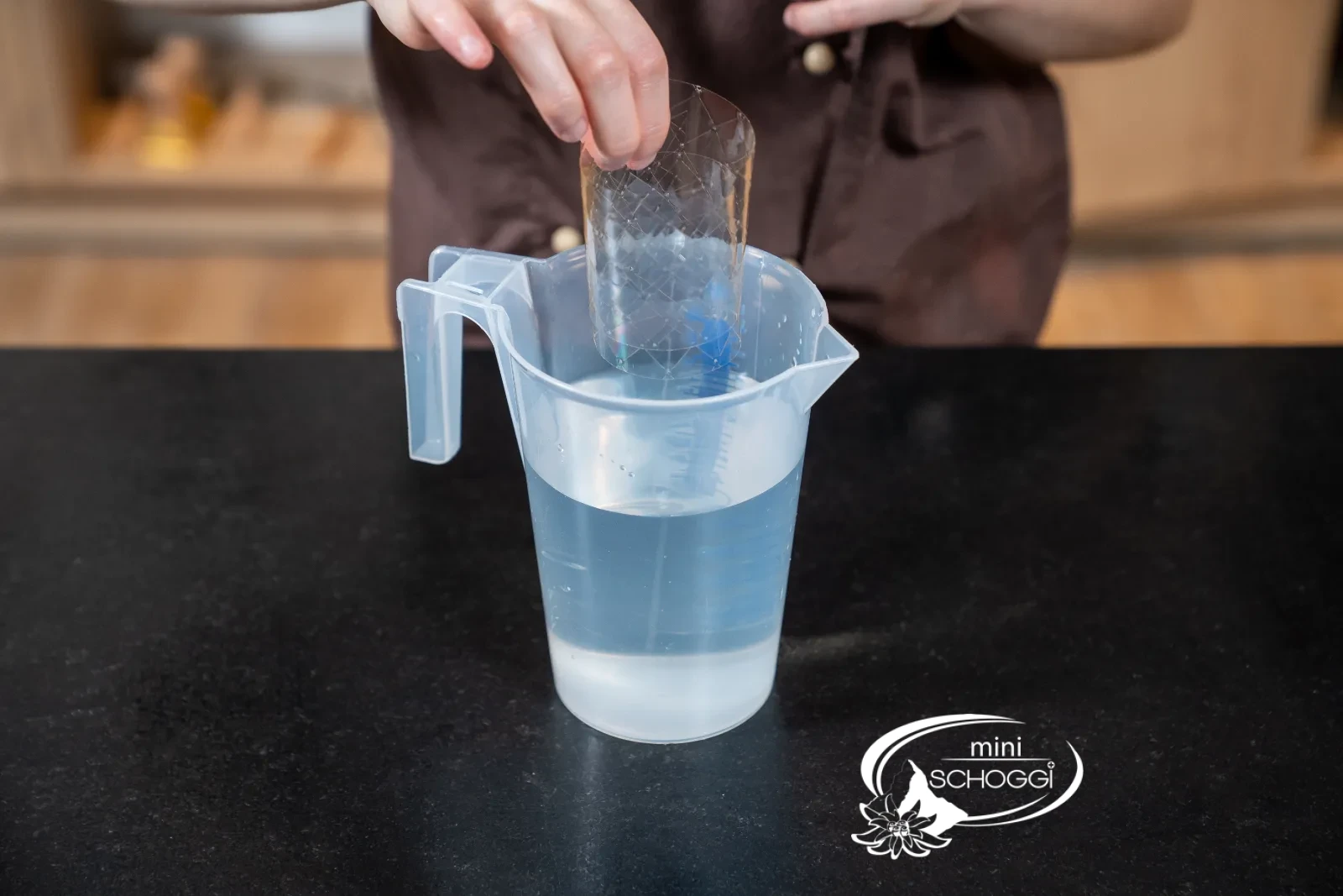 Die Gelatineblätter weichen in kaltem Wasser ein