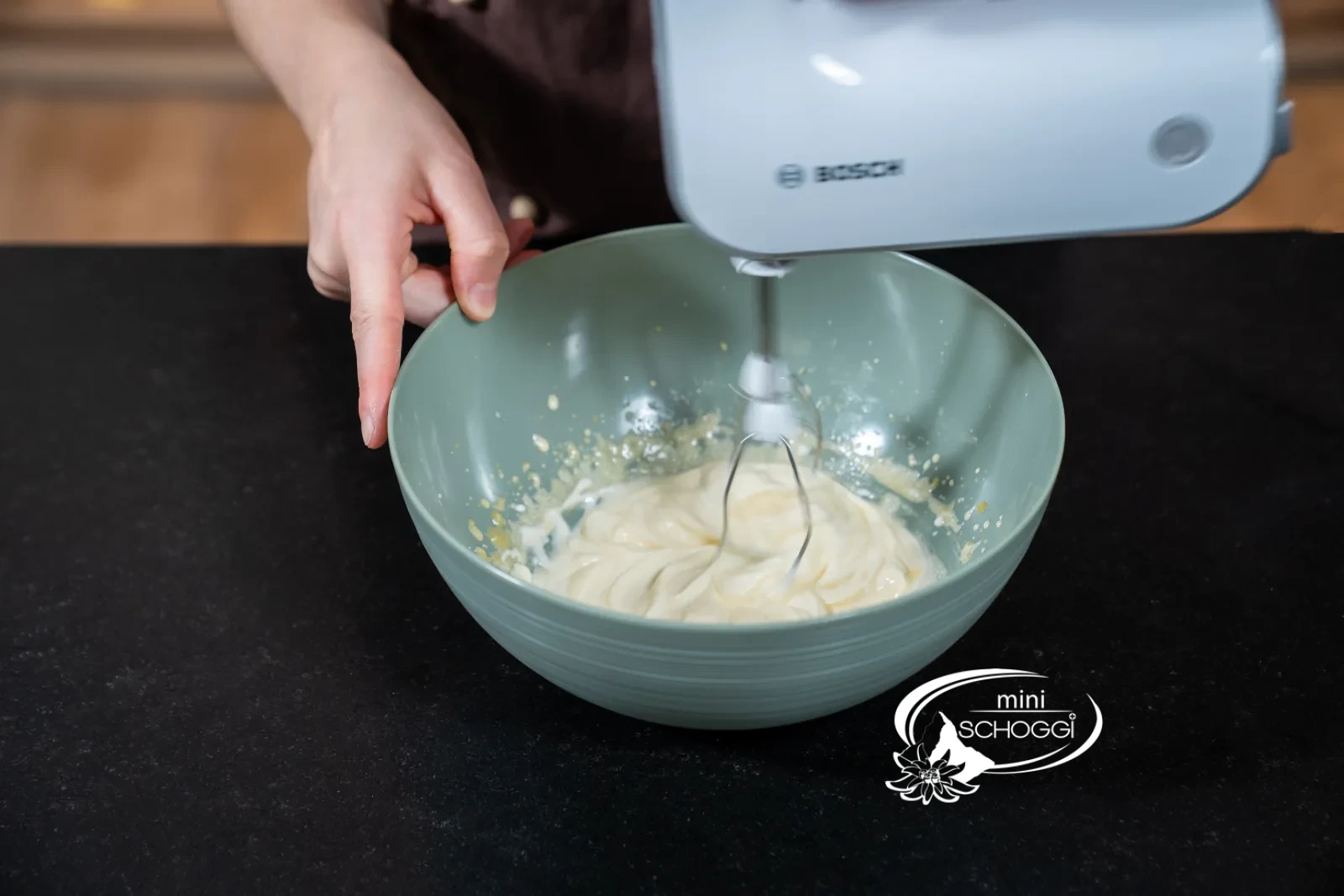 Die ausgedrückte Gelatine kommt in die Pfanne